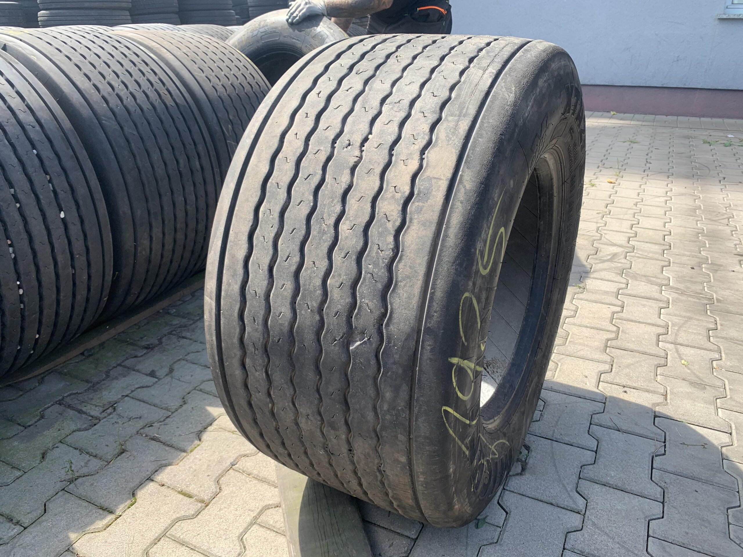 Opona ciężarowa 315/70R22.5 BFGOODRICH ROUTE CONTROL D/ 10-12mm Opona ciężarowa 445/45R19.5 MICHELIN XTA2+ ENERGY / 6-8mm