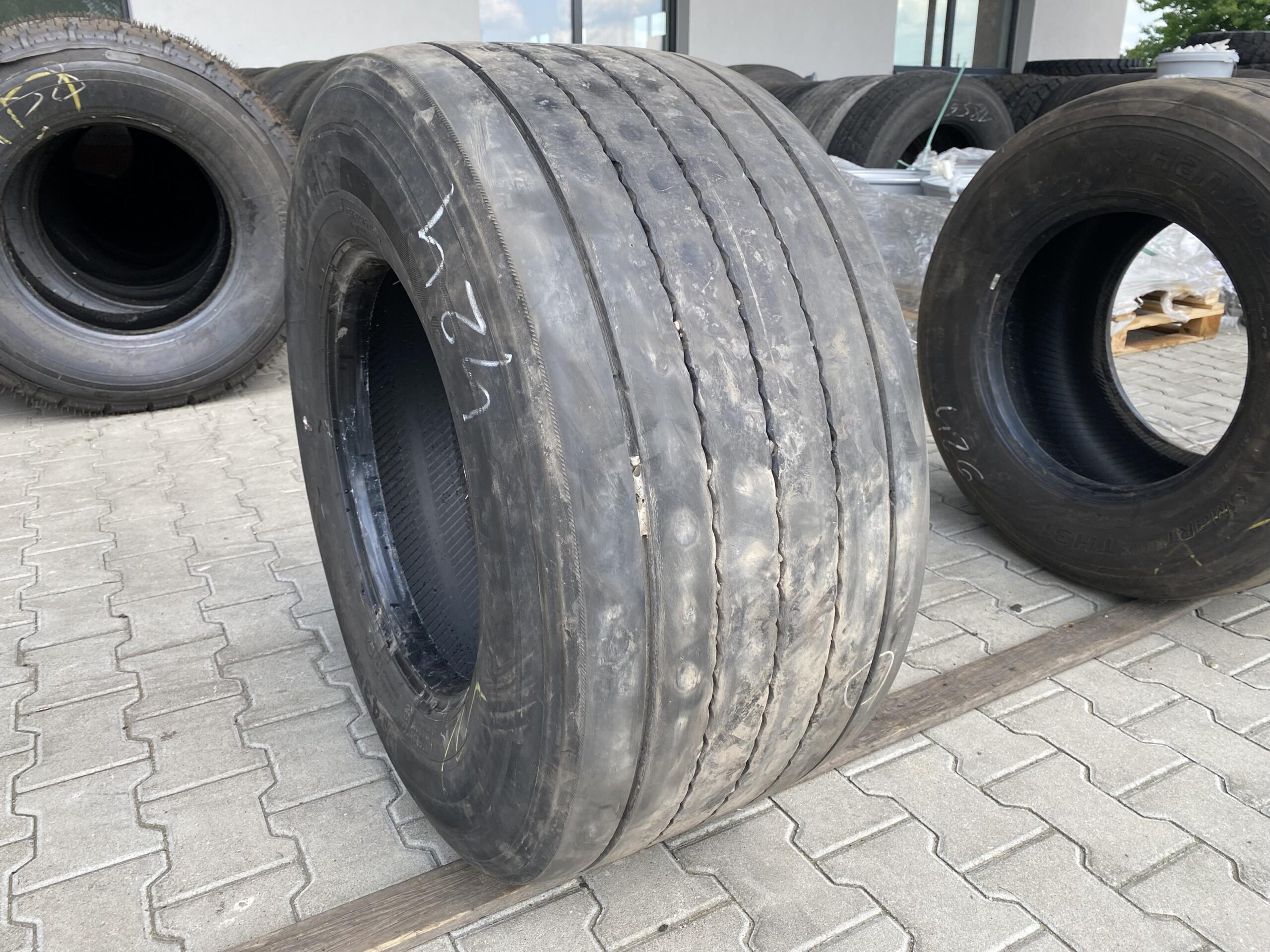 Opona ciężarowa 385/55R22.5 BRIDGESTONE DURAVIS R-STEER 002 / 12mm Opona ciężarowa 435/50R19.5 CONTINENTAL CONTI HYBRID HT3 / 10-11mm