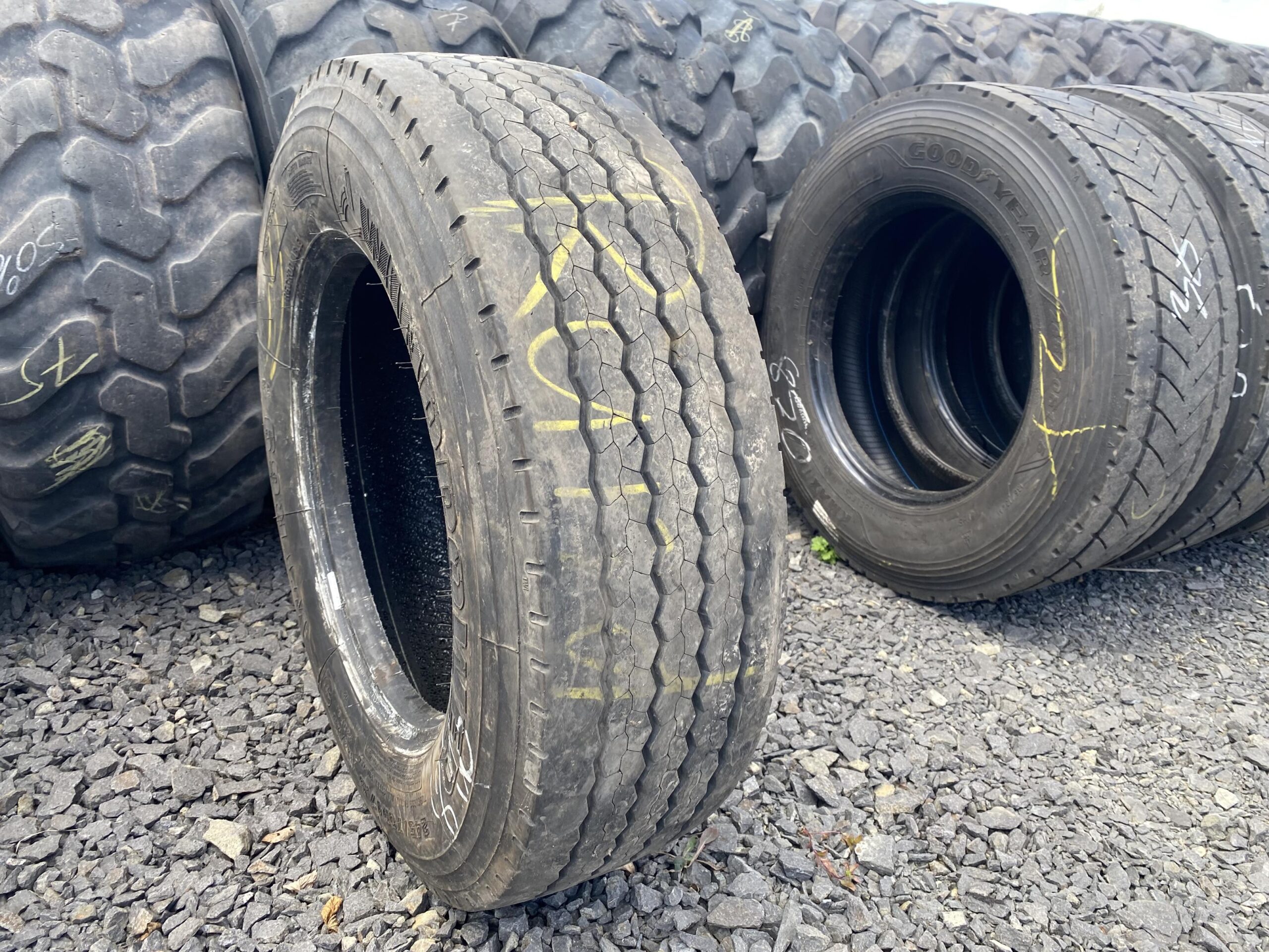 Opony ciężarowe 245/70R17.5 PIRELLI ST55 / 9-10mm Opona ciężarowa 245/70R17.5 WINDPOWER WTR69 / 7-8mm