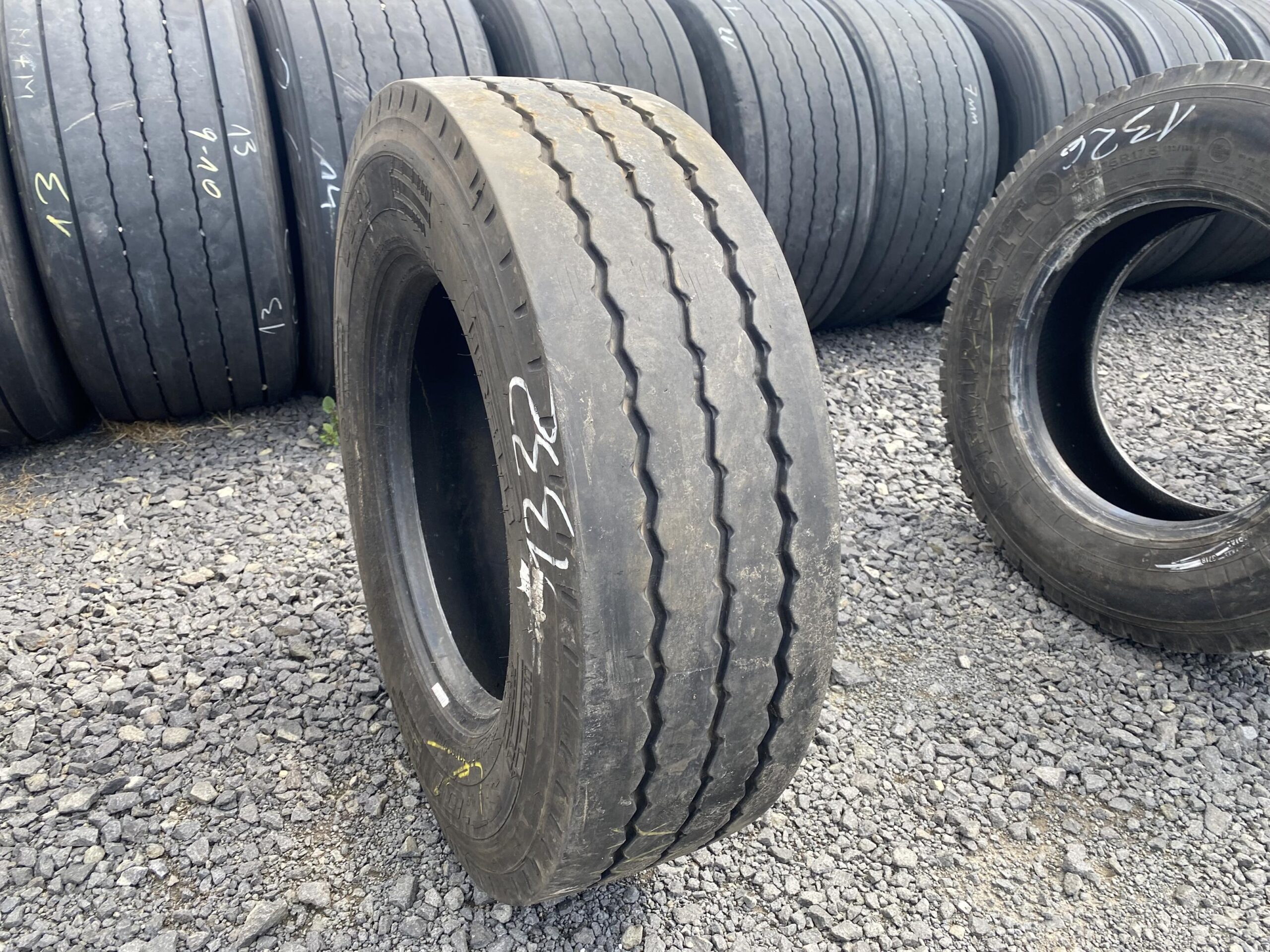 Opona ciężarowa 205/65R17.5 CONTINENTAL HTR2 / 9-10mm Opona ciężarowa 235/75R17.5 PIRELLI ST:01 / 7-8mm