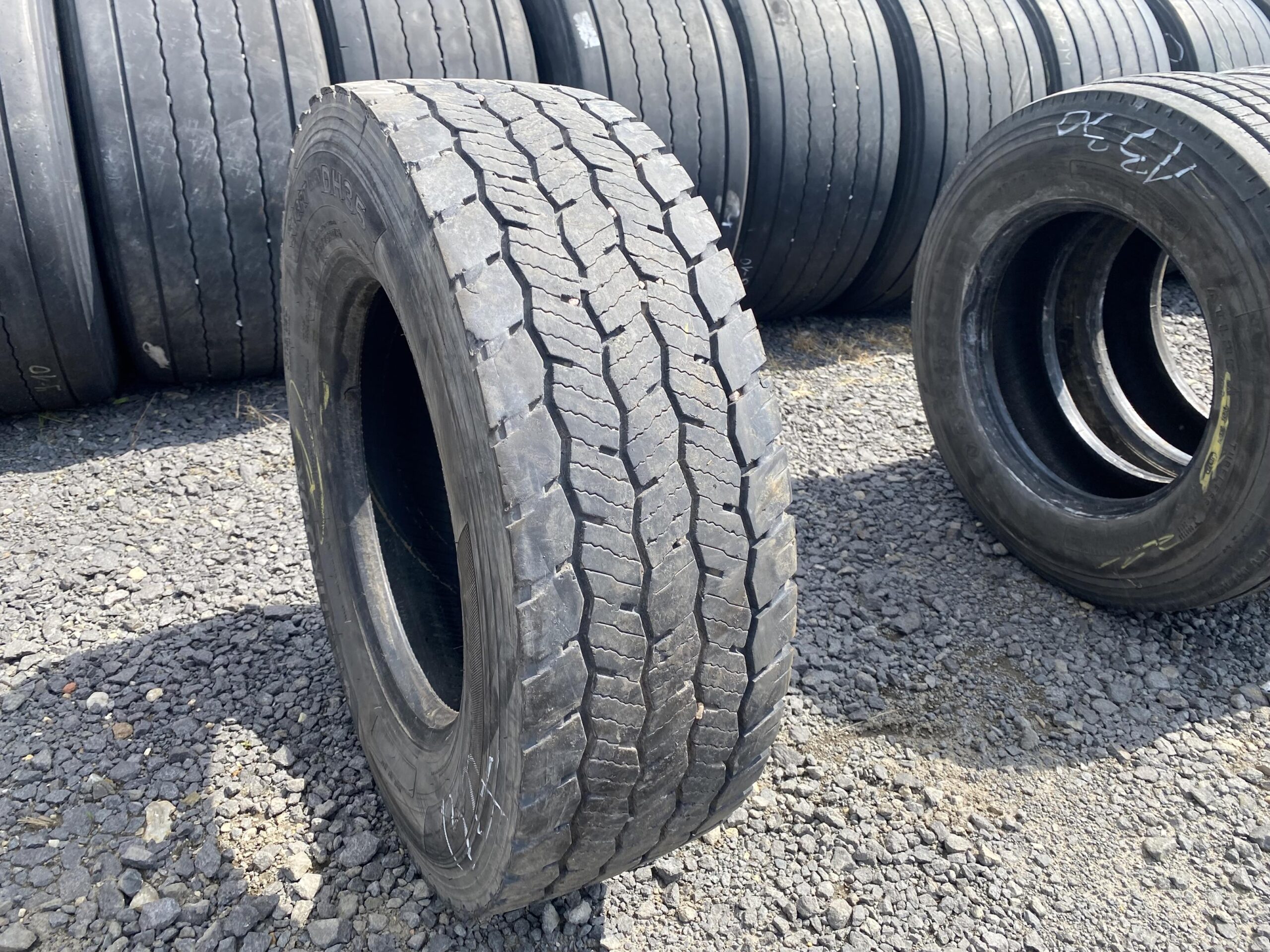 Opona ciężarowa 235/75R17.5 BARUM BT200 ROAD / 6-7mm Opona ciężarowa 235/75R17.5 HANKOOK SMART FLEX DH35 / 7-9mm