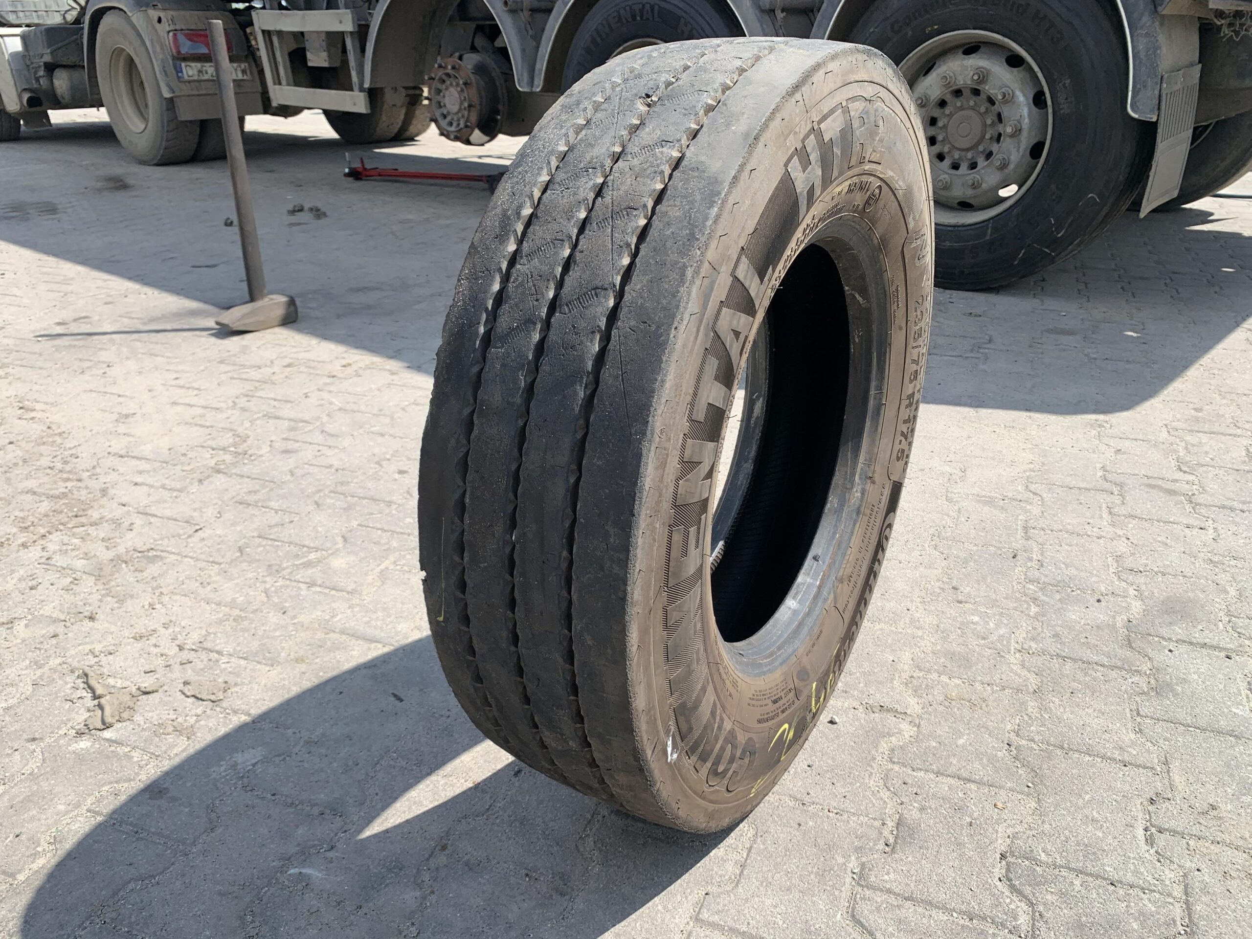 Opona ciężarowa 245/70R17.5 BARUM BT 200 ROAD / 6-7mm Opona ciężarowa 235/75R17.5 CONTINENTAL HTR2 / 11-12mm