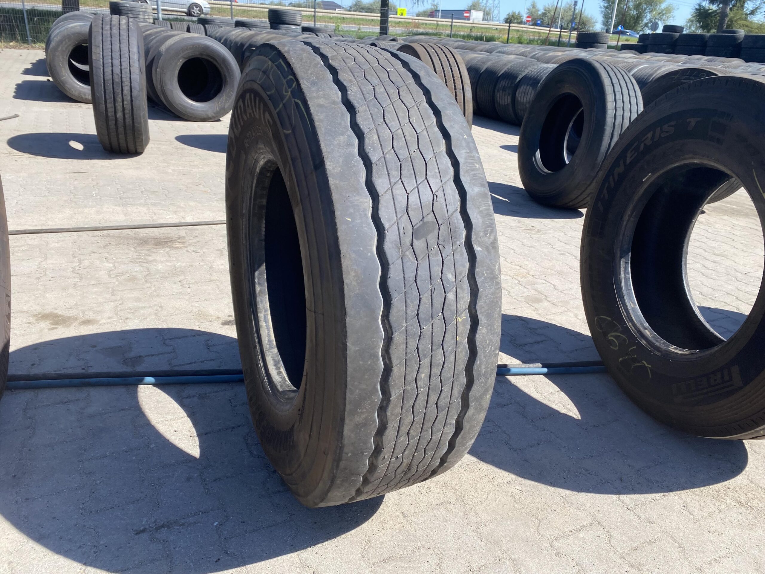 Opony ciężarowe 315/80R22.5 GOODYEAR KMAX S GEN-2 / 14-15mm Opona ciężarowa 385/65R22.5 BRIDGESTONE DURAVIS R-TRAILER 002 / 12-14mm