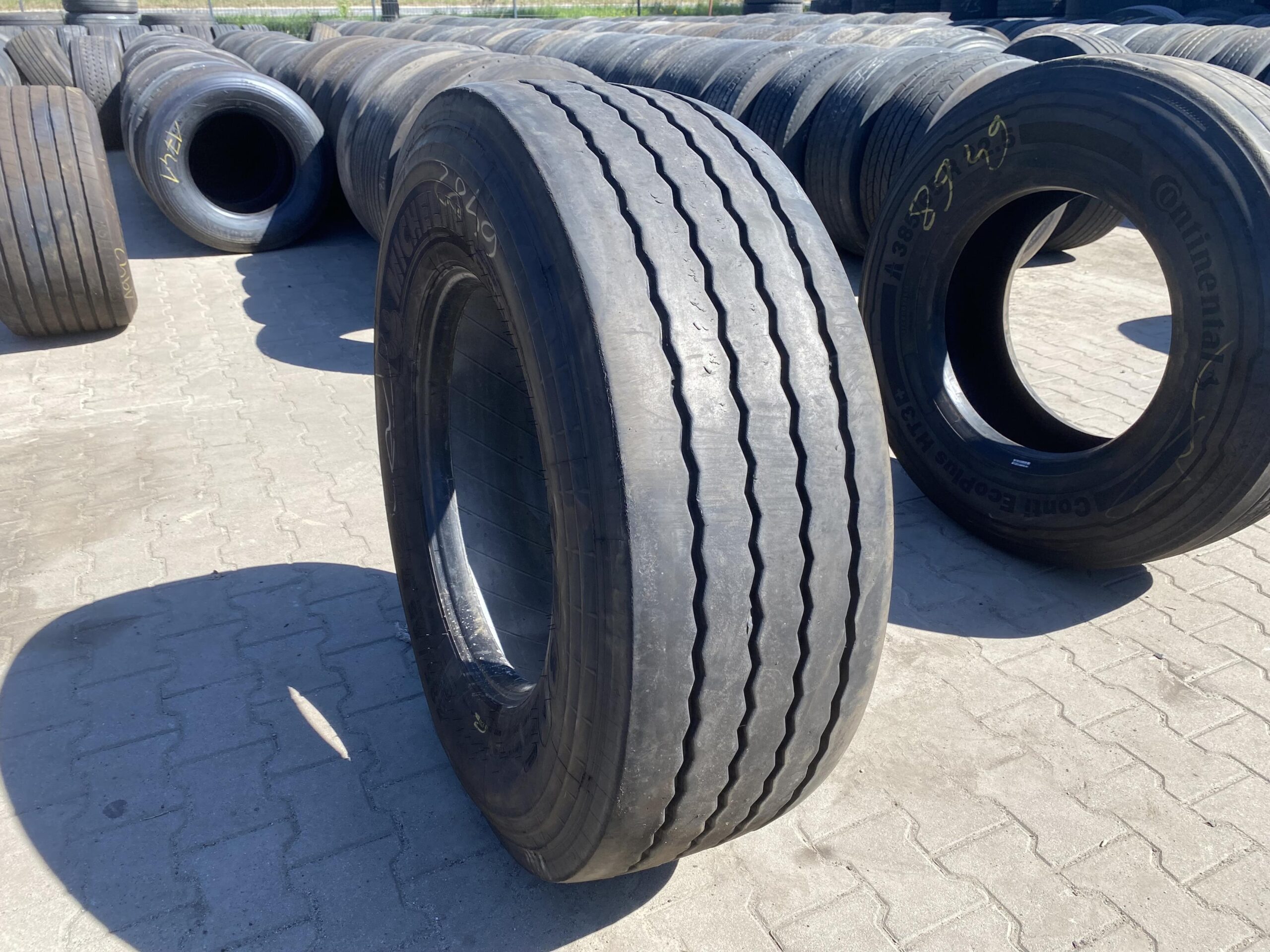 Opona do maszyn rolniczych 420/85R34 16.9R34 BKT AGIMAX RT855 / 90% bieżnika Opona ciężarowa 385/65R22.5 MICHELIN XTE3 / 9-11mm