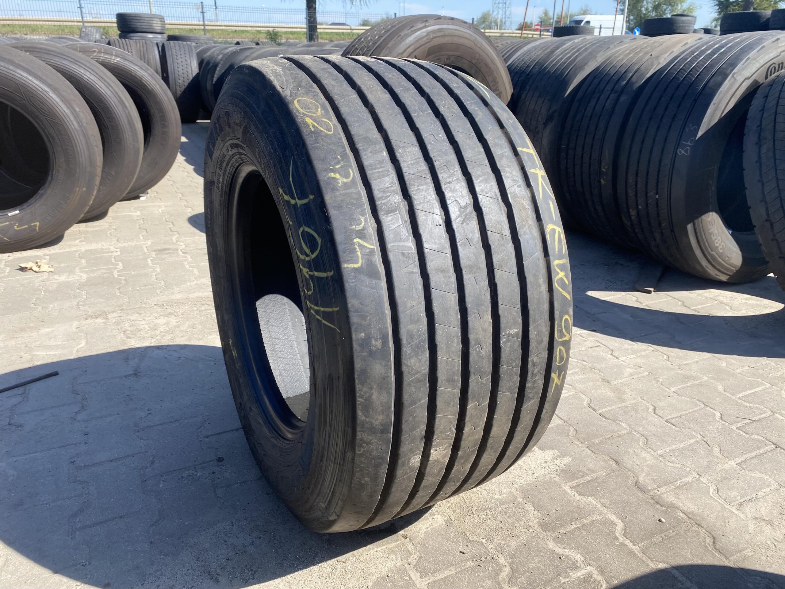 Opona ciężarowa 285/70R19.5 CONTINENTAL CONTI SCANDINAVIA HT3 / 13mm Opona ciężarowa 445/45R19.5 GOODYEAR KMAX T GEN-2 / 8-9mm
