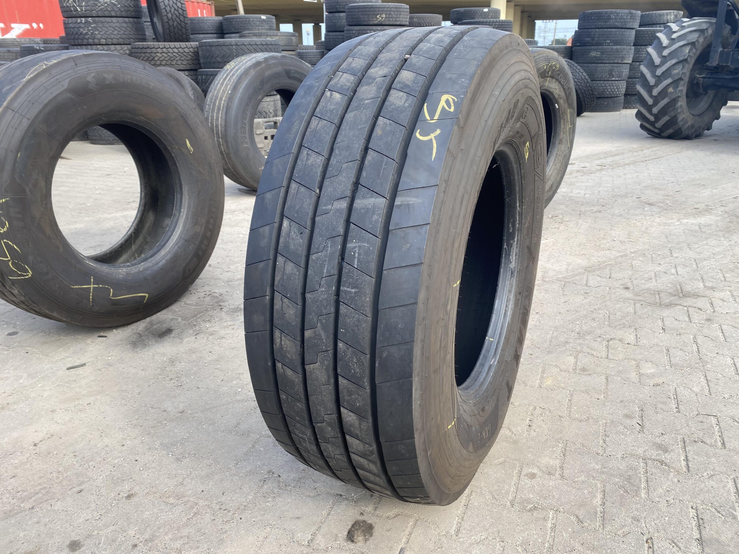385/65R22.5 GOODYEAR KMAX T GEN-2 / 14-15mm GOODYEAKMAX T GEN