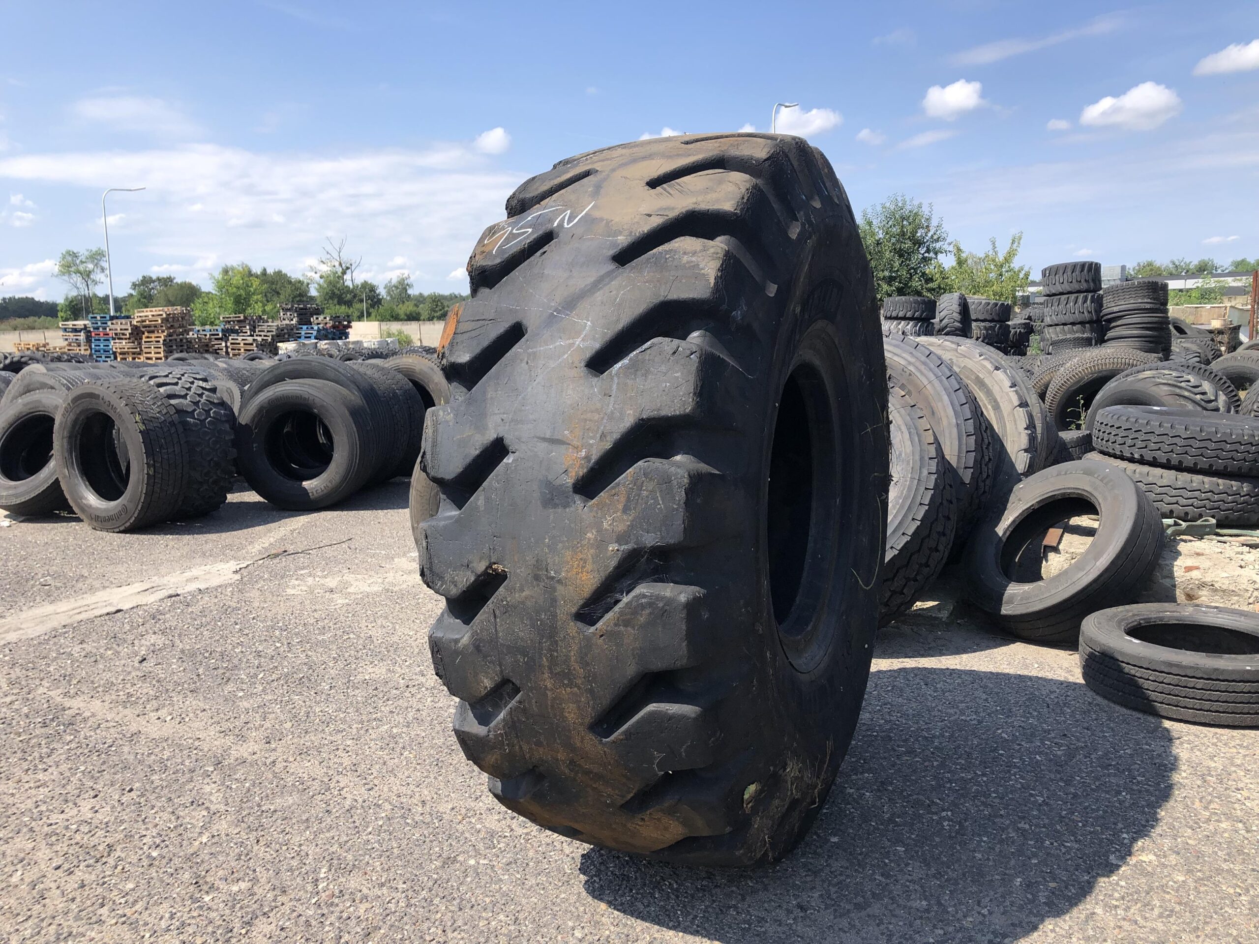 Opony do cięzarówek 9.5R17.5 MICHELIN XTE 2 / 11-12mm Opona przemysłowa 23.5R25 MICHELIN XMINE D2 L5 / skalna 95% bieżnika