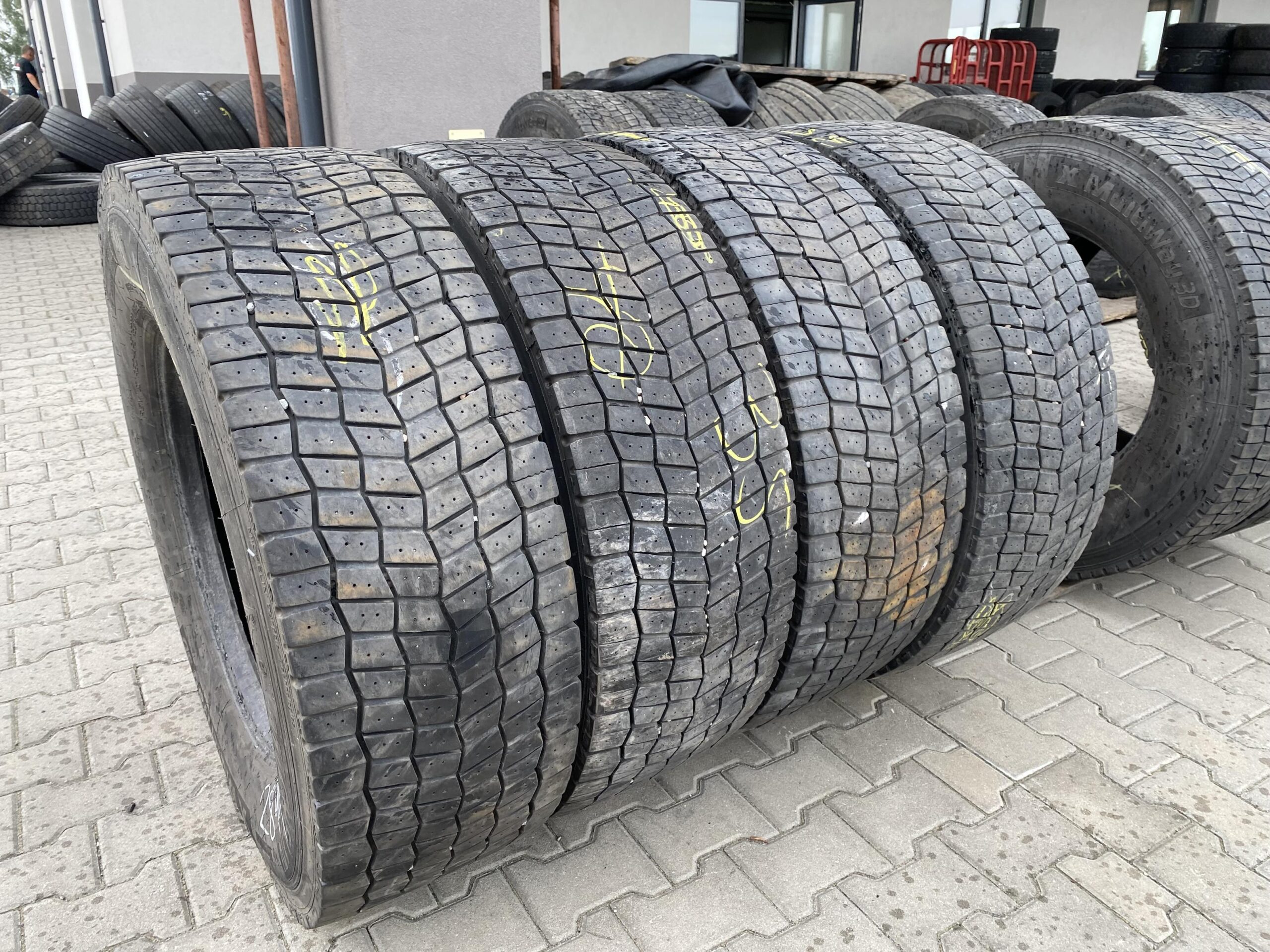 Opona ciężarowa 225/75R17.5 MICHELIN XZA2 / 90% Bieżnika Opony ciężarowe 315/70R22.5 MICHELIN X MULTIWAY 3D XDE / 9-11mm