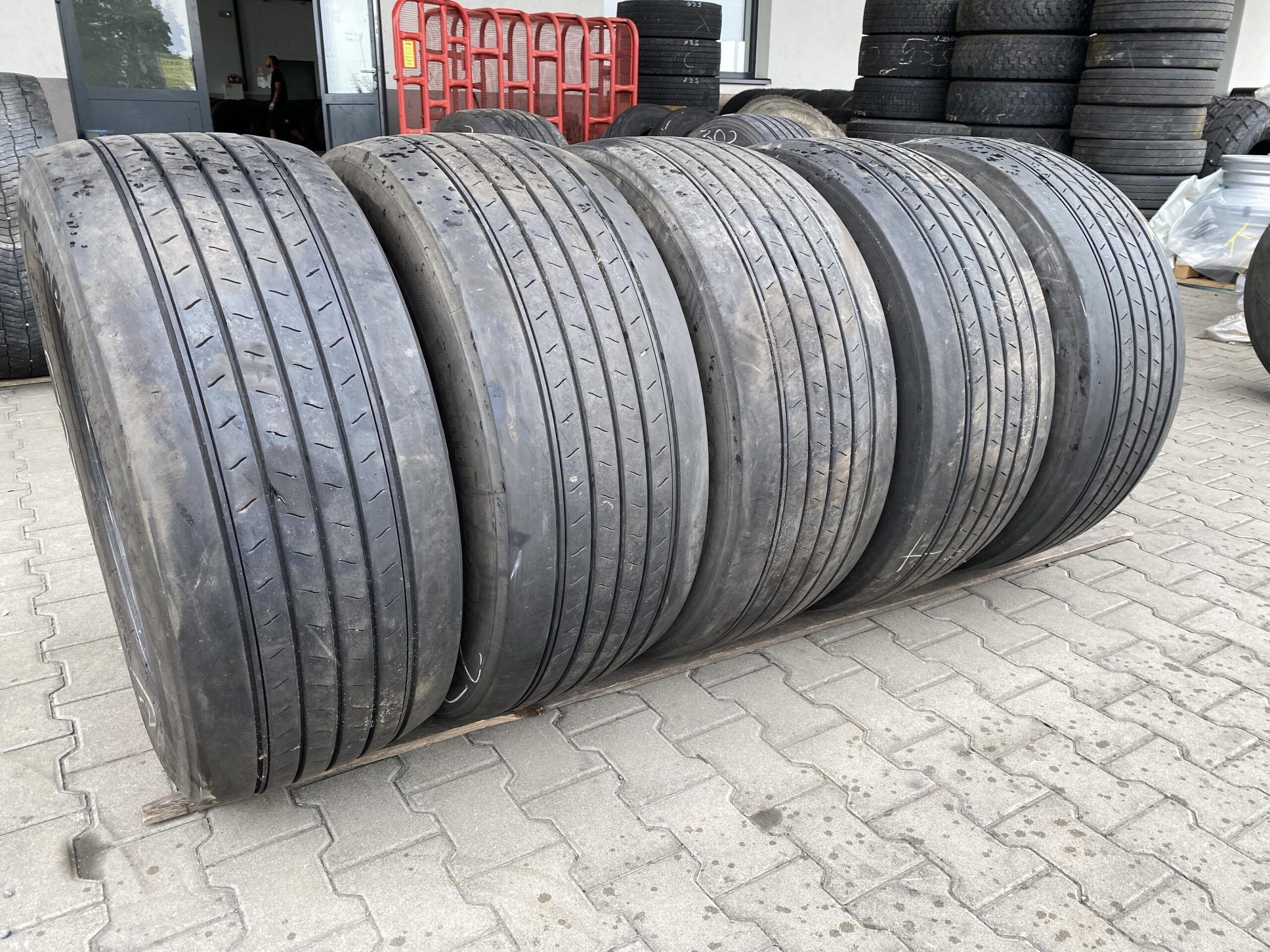 Opony ciężarowe 225/75R17.5 CONTINENTAL CONTI HYBRID LD3 / 12-15mm Opony ciężarowe 355/50R22.5 CONTINENTAL CONTI ECOPLUS HS3 / 8-9mm