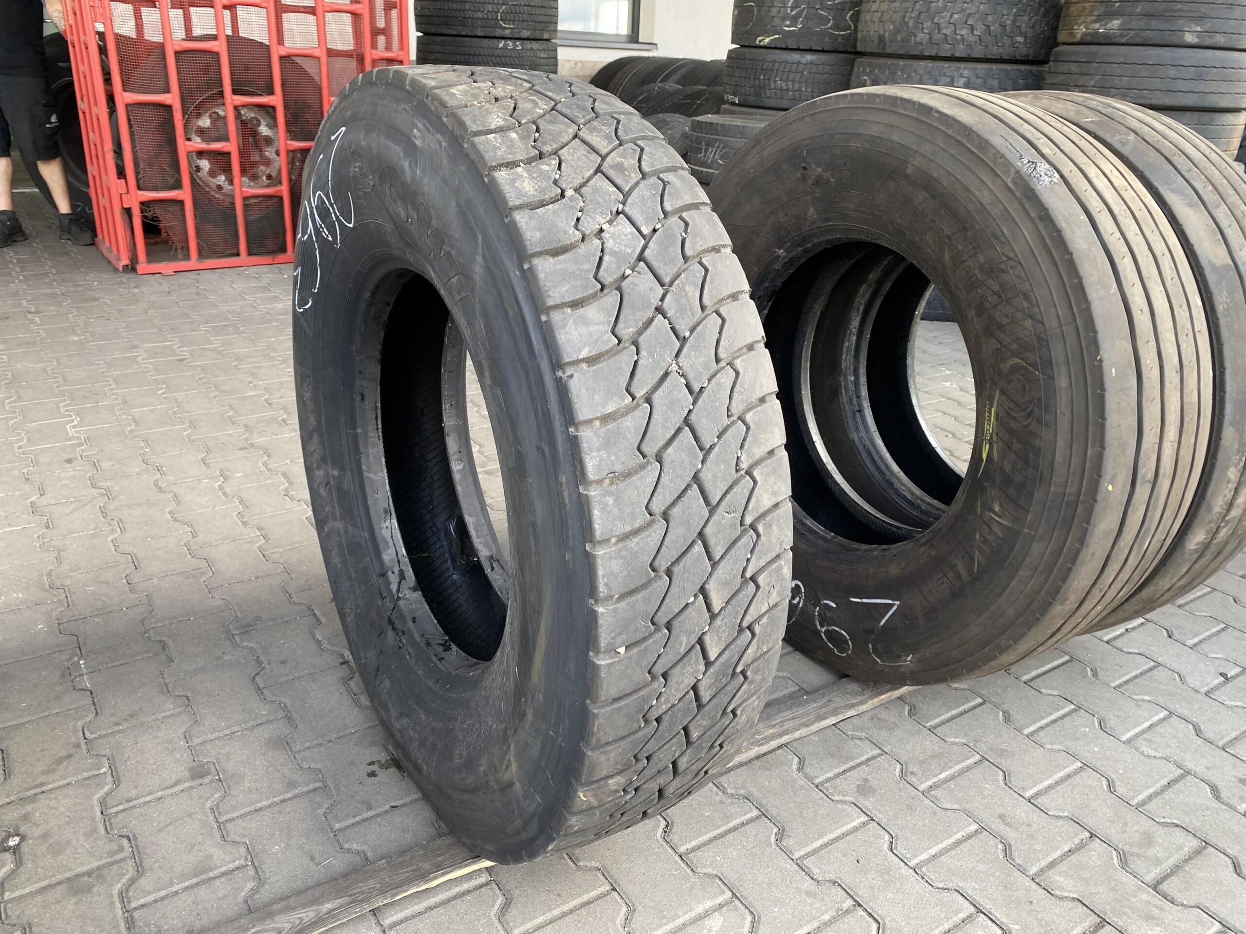 Opony ciężarowe 225/75R17.5 SEMPERIT TRANS-STEEL / 10-14mm Opona ciężarowa 315/80R22.5 MATADOR POWER DM 1 / 9-12mm
