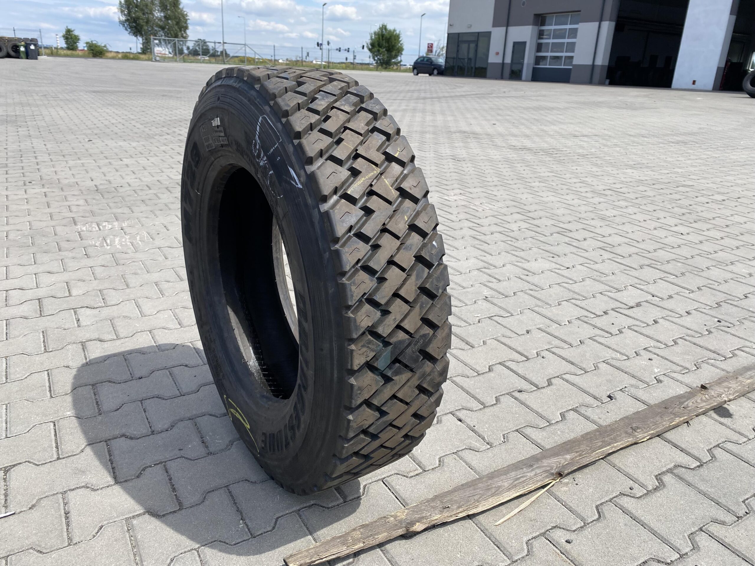Opona ciężarowa 225/75R17.5 CONTINENTAL LDR1+ / 12-13mm Opona ciężarowa 245/70R19.5 BIEŻNIKOWANA KRAIBURG K-26 PODWÓJNE L / 100% Bieżnika