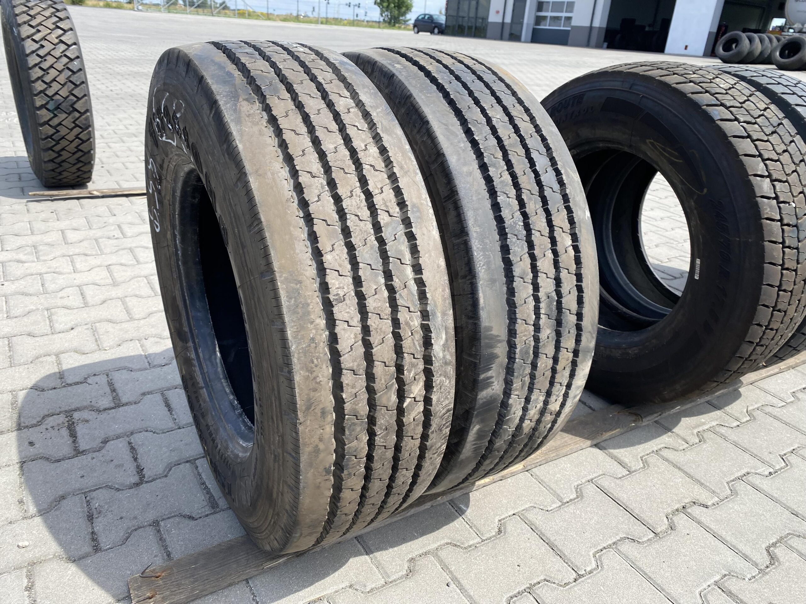 Opona przemysłowa wysokiej jakości 10.00r20 CONTINENTAL CON ROAD HT / 100% bieżnika Opony ciężarowe 245/70R17.5 FIRESTONE TSP-3000 / 12mm
