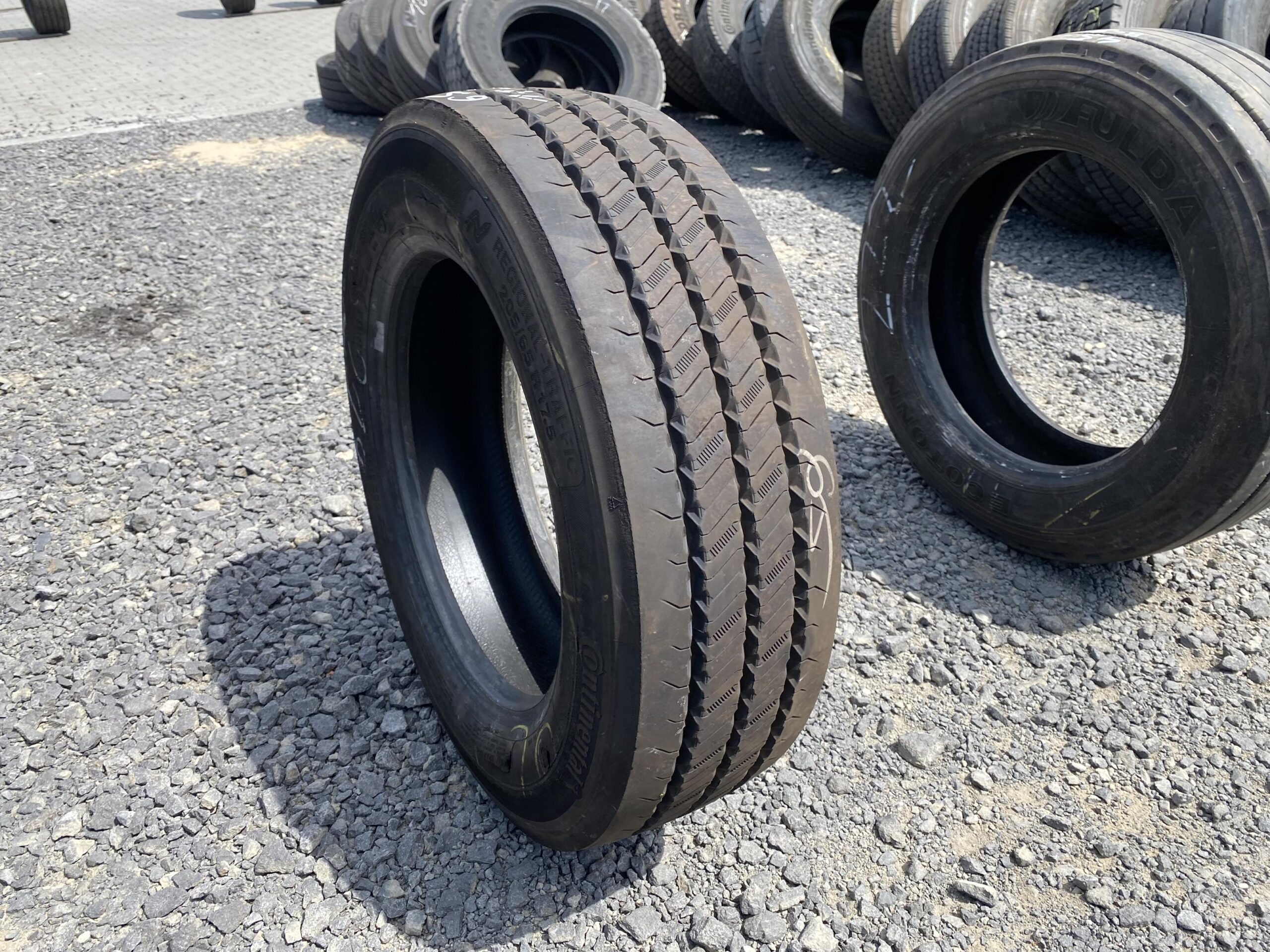 Opona ciężarowa 315/80R22.5 UNIROYAL FH40 / 8-9mm Opona ciężarowa 205/65R17.5 CONTINENTAL HTR2+ / 11-12mm