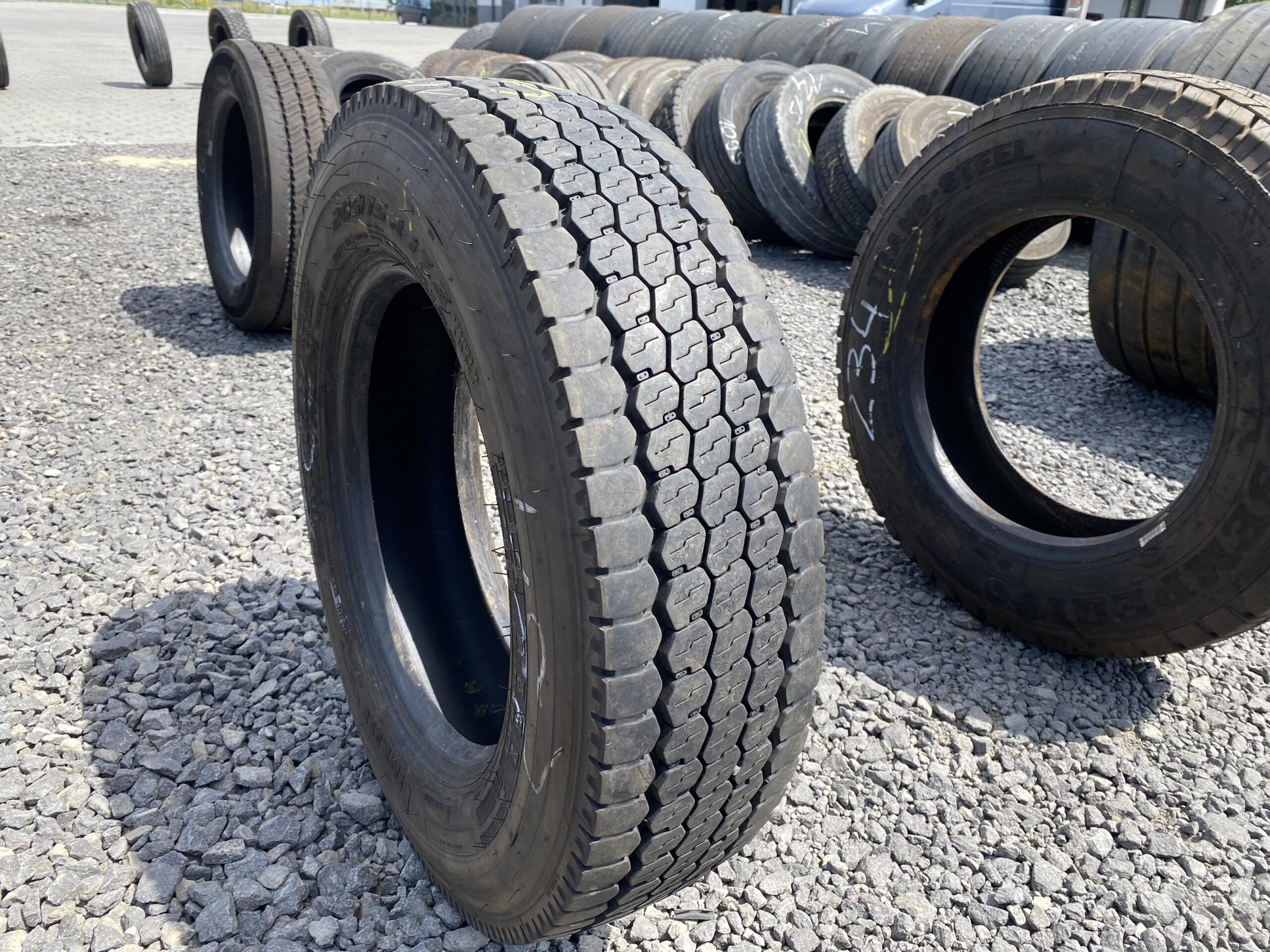 Opona ciężarowa 295/80R22.5 MICHELIN X MULTIWAY 3D XZE / 100% Bieżnika Opona ciężarowa 205/75R17.5 PIRELLI TR:01 TRIATHLON / 11-12mm