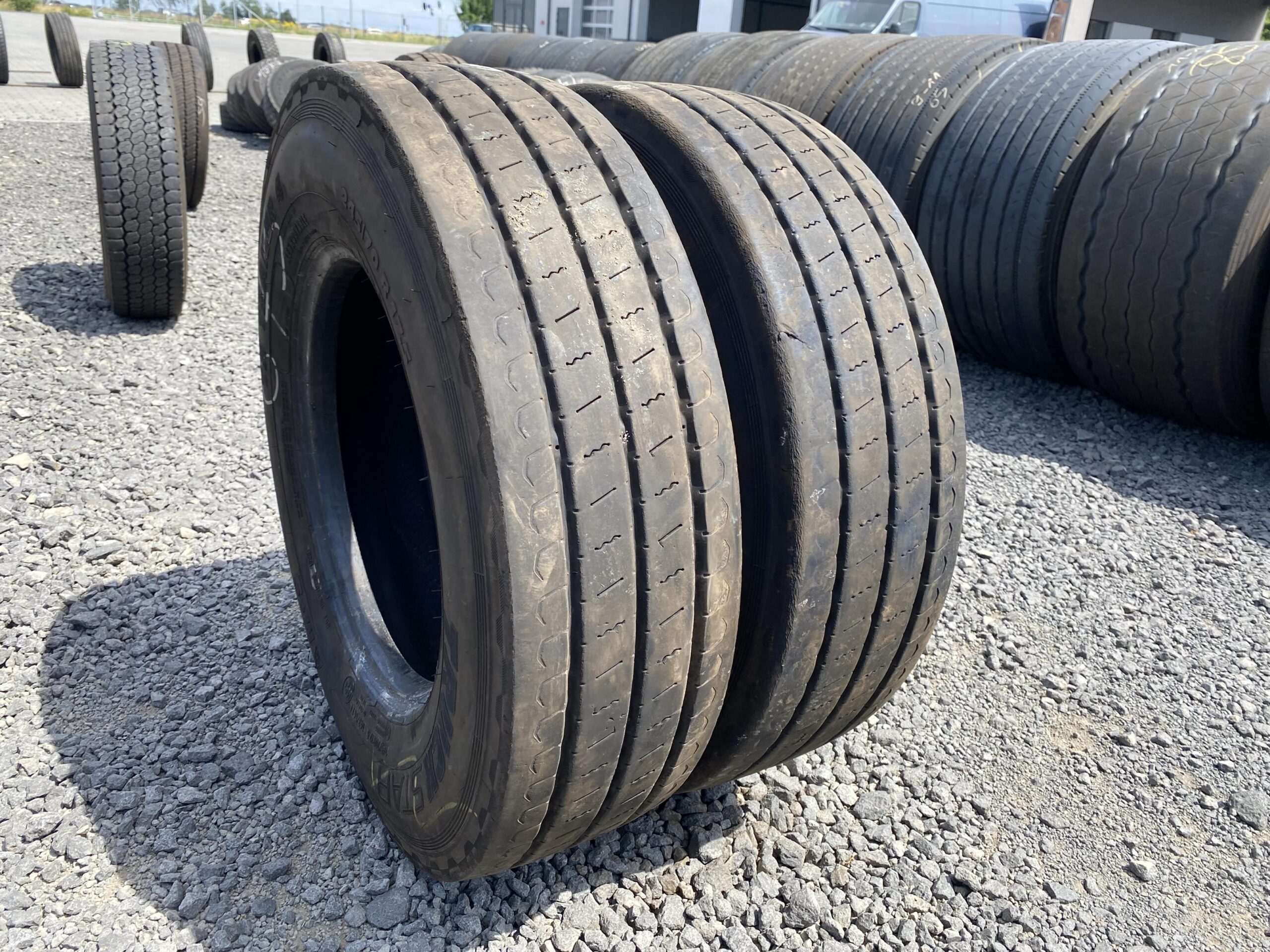 Opony ciężarowe 215/75R17.5 CONTINENTAL Conti HYBRID LD3 / 10-11mm Opony ciężarowe 245/70R17.5 TRUCKSTAR TH TRAILER 4 / 9mm