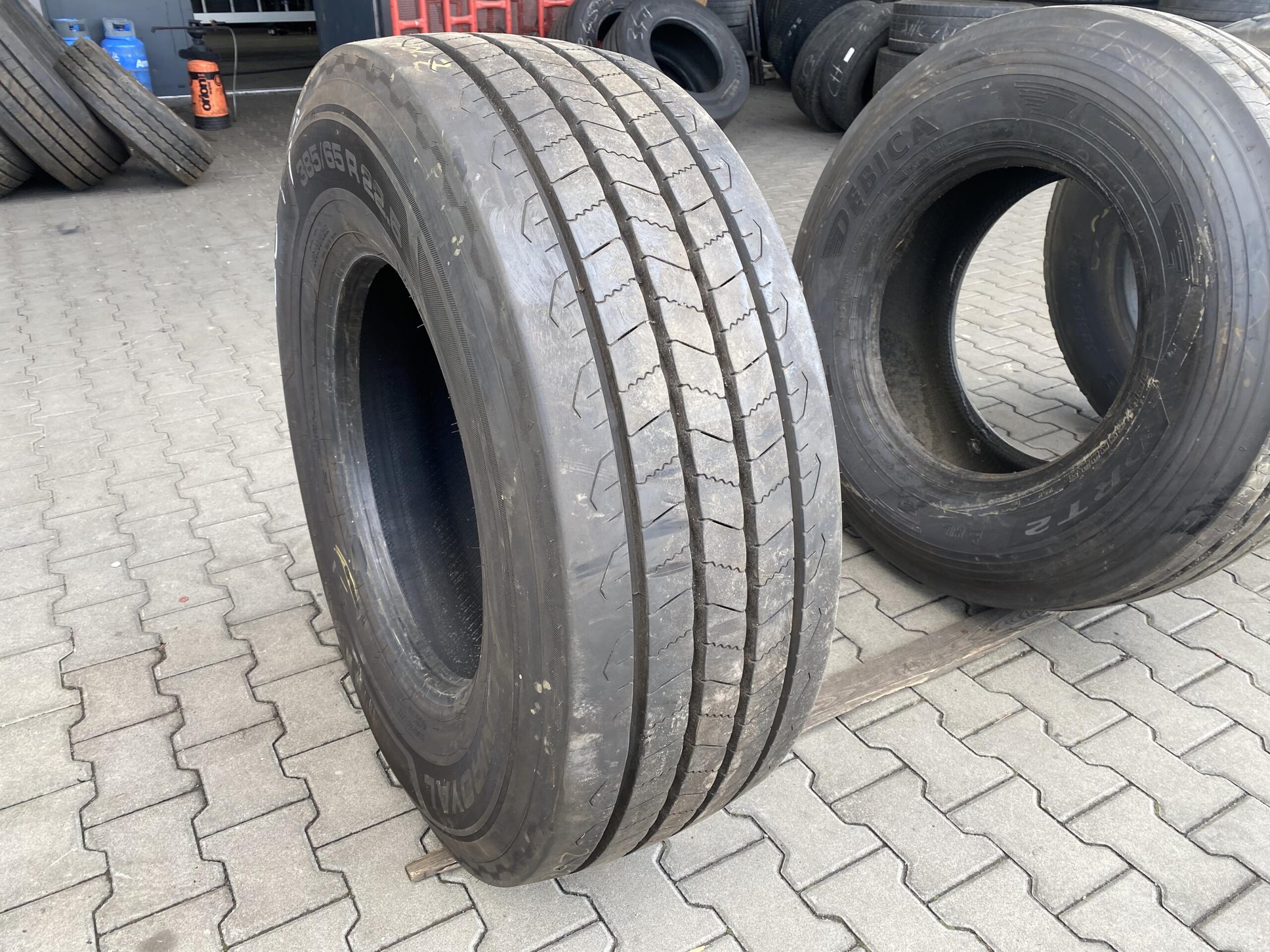 Opona ciężarowa 265/70R17.5 BIEŻNIKOWANA TYP MICHELIN XDE2+ / 8-10mm Opona ciężarowa 385/65R22.5 UNIROYAL TH50 HL / 15mm