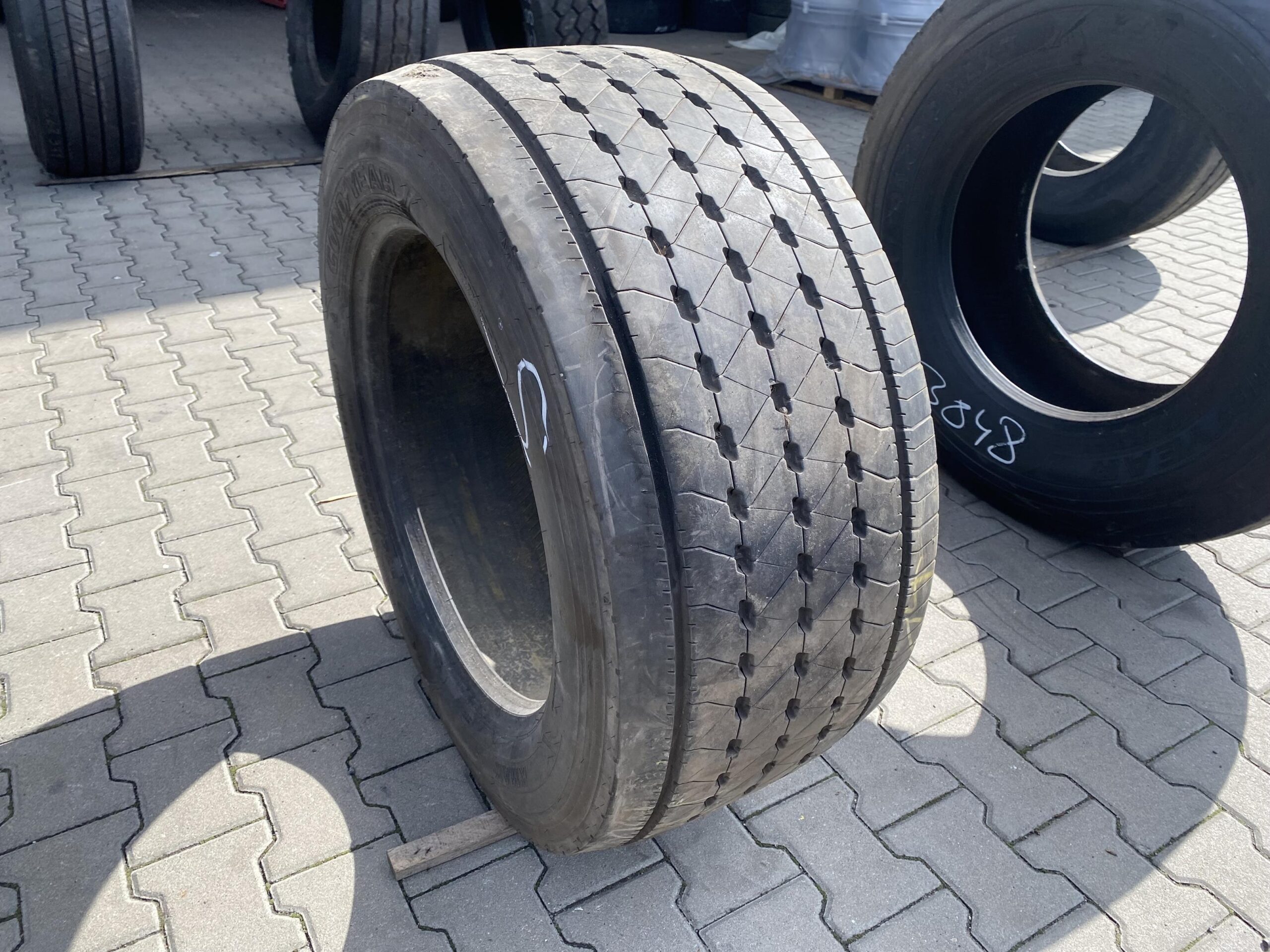 Opony do cięzarówek 205/65R17.5 MICHELIN X MULTI T EVOLUTION 2 / 90% Bieżnika Opona ciężarowa 375/45R22.5 GOODYEAR KMAX S / 10-11mm