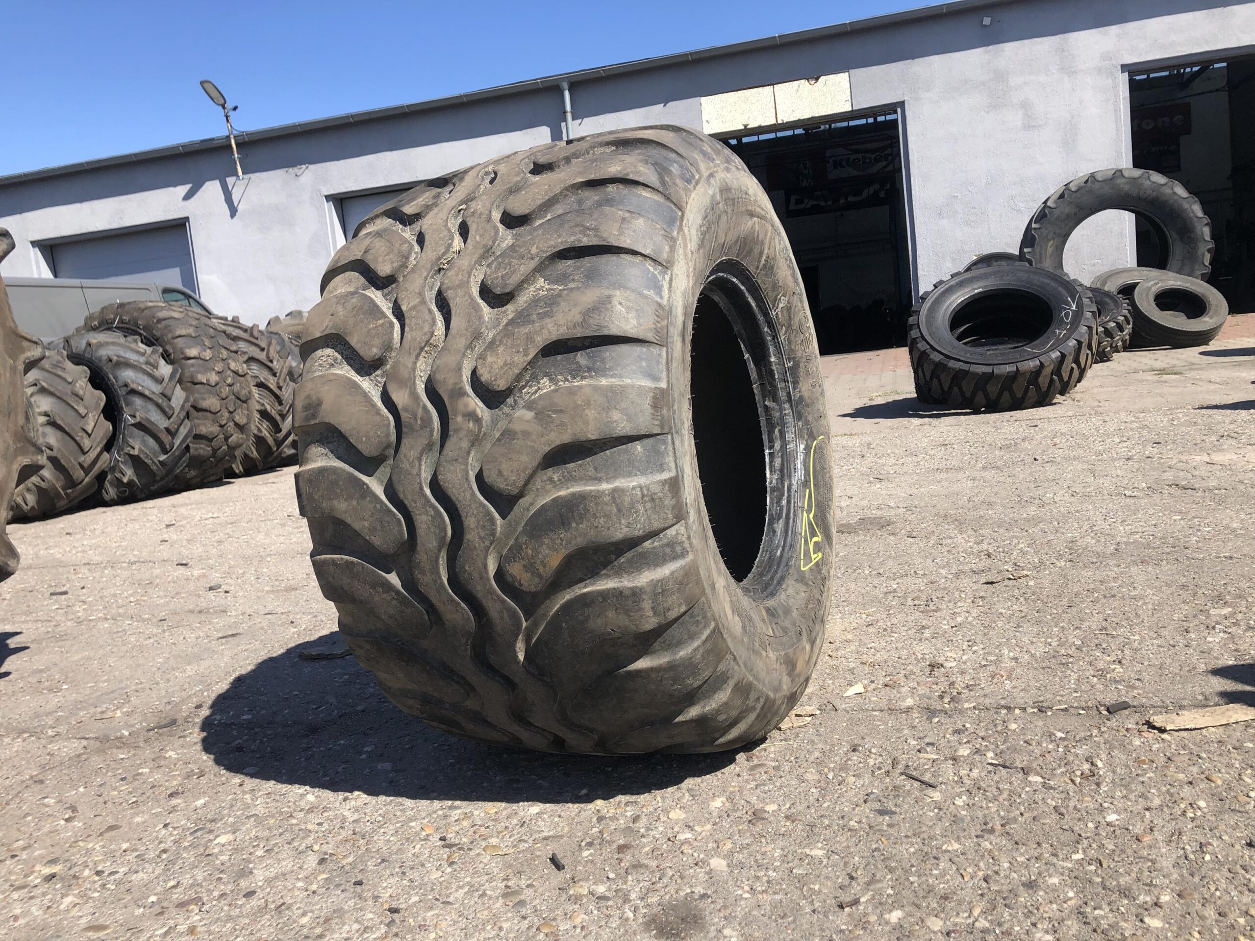Opona ciężarowa 9.5R17.5 GOODYEAR G124 UNISTEEL / 8-10mm Opona rolnicza do maszyn 500/50-17 CEAT FLOTATION / 80% bieżnika