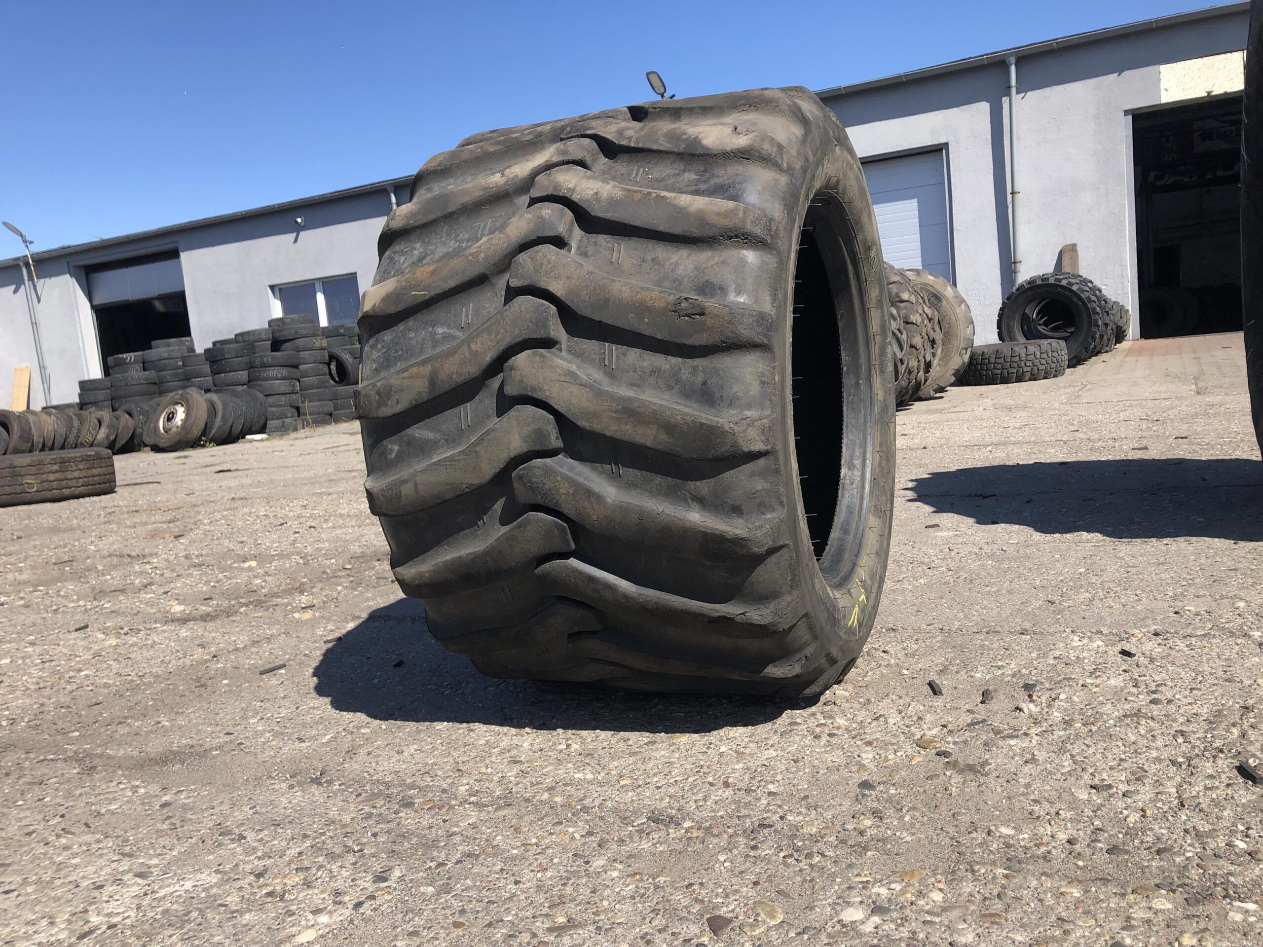 Opony ciężarowe 8.5R17.5 GOODYEAR REGIONAL RHD / 8-10mm Opona przemysłowa 600/40-22.5 MITAS TR12 / 75% bieżnika
