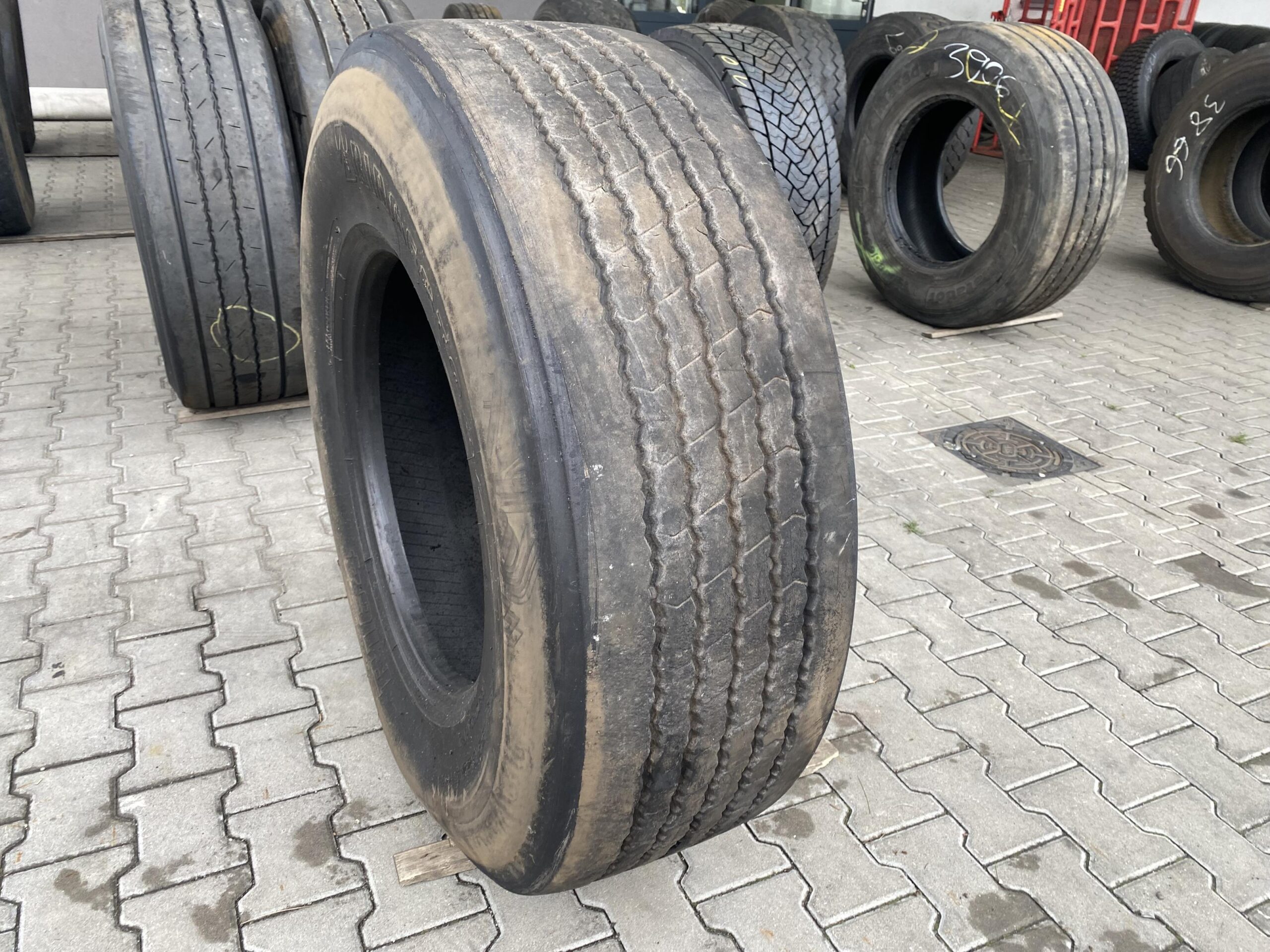Opona ciężarowa 215/75R17.5 SEMPERIT RUNNER F2 / 8-9mm Opona ciężarowa 385/65R22.5 BIEŻNIKOWANA TYP FIRESTONE FT522 / 10mm