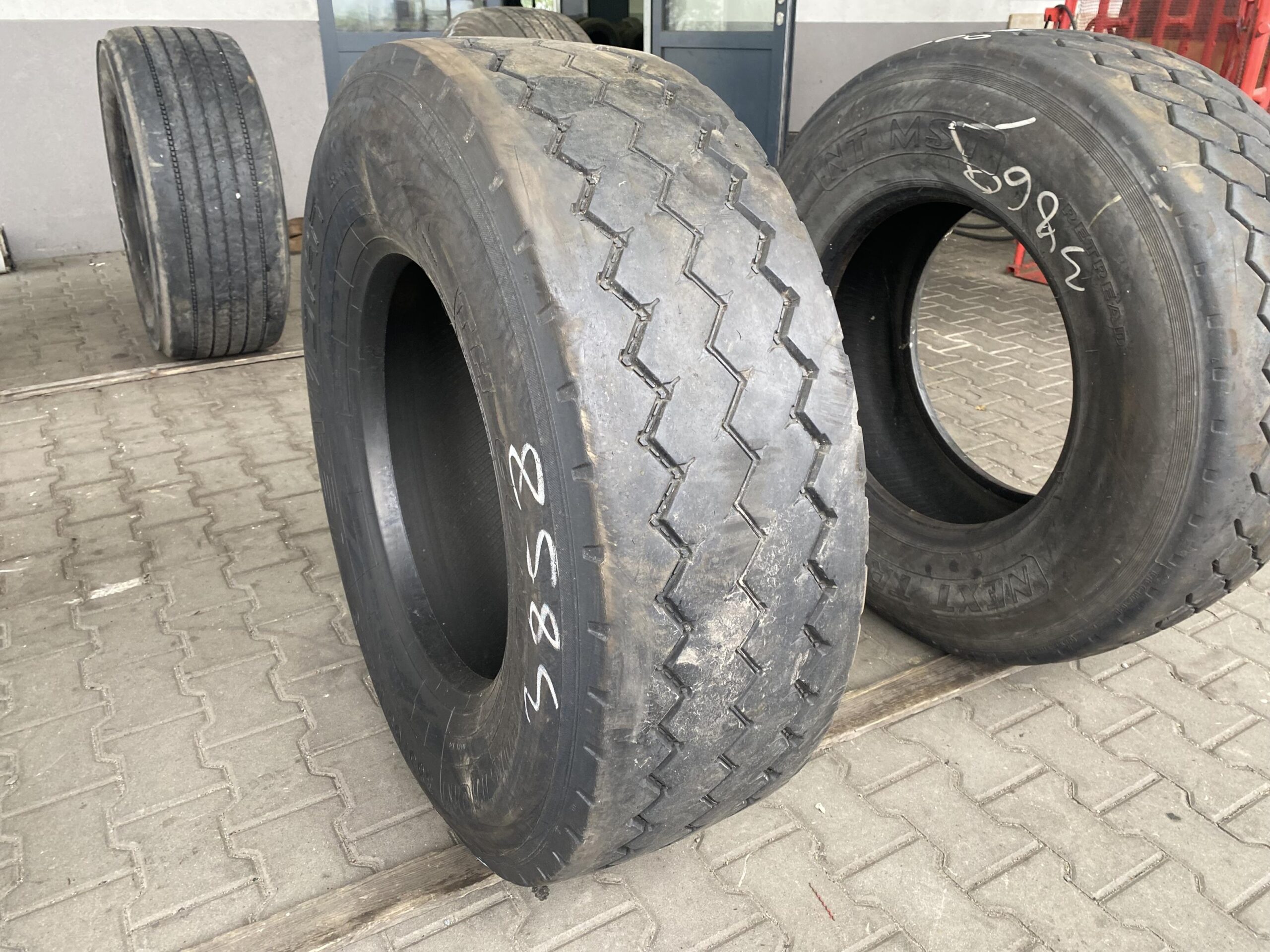 Opona ciężarowa 215/75R17.5 MICHELIN XTE2+ / 8mm Opona ciężarowa 385/65R22.5 TEAM STAR TH CONSTRUCTION / 5-10mm