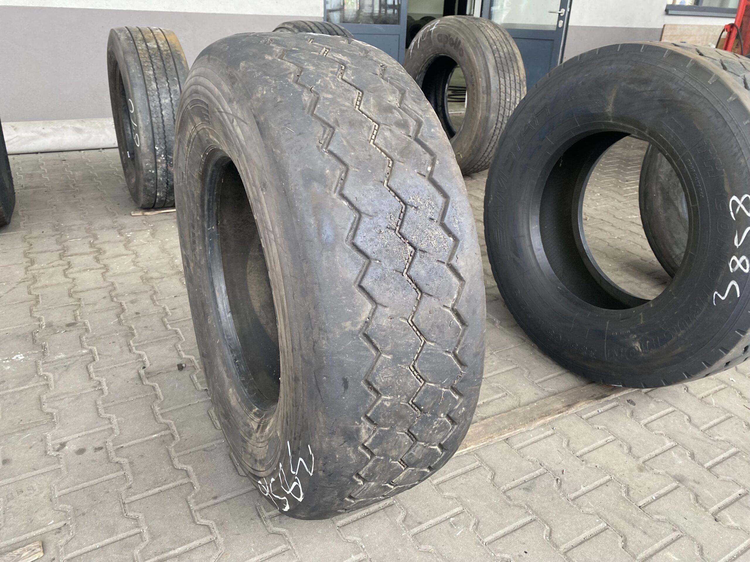Opona ciężarowa 215/75R17.5 SAVA AVANT A3 / 11mm Opona ciężarowa 385/65R22.5 DĘBICA DMST / 8-9mm