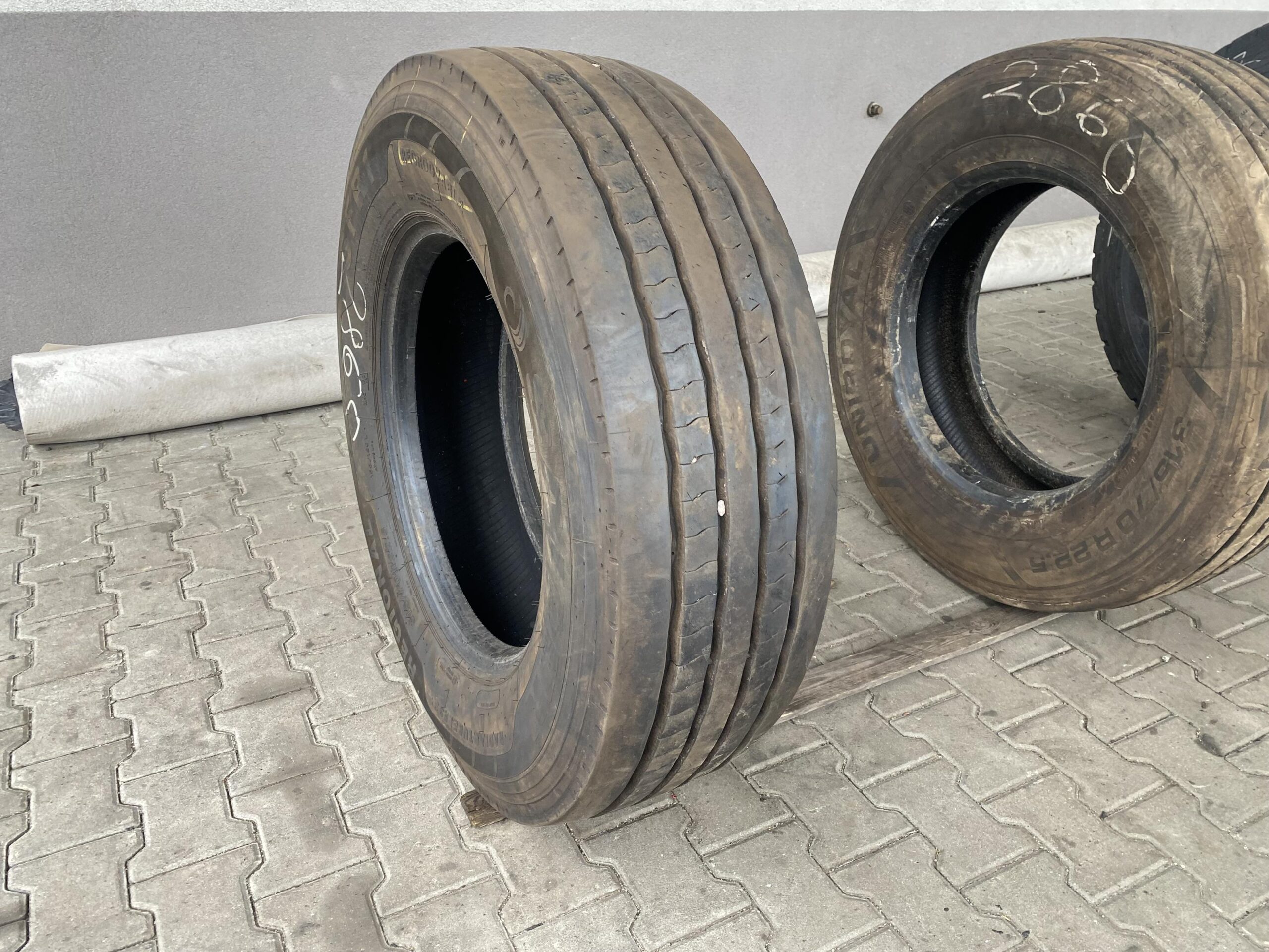 Opona ciężarowa 215/75R17.5 PIRELLI FR85 AMARANTO / 11mm Opona ciężarowa 315/70R22.5 SAILUN REGIONAL SFR1 / 12-13mm