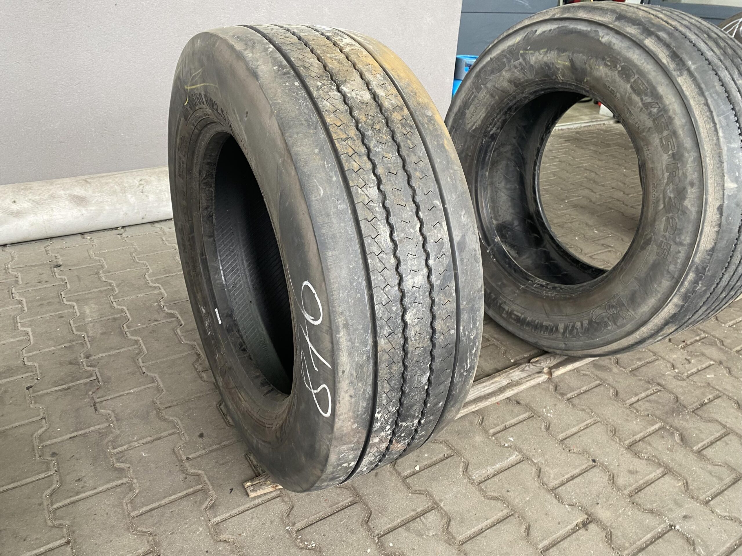 Opona ciężarowa 215/75R17.5 CONTINENTAL CONTI HYBRID LS3 / 10-11mm Opona ciężarowa 315/60R22.5 CONTINENTAL CONTI URBAN HA3 / 8mm