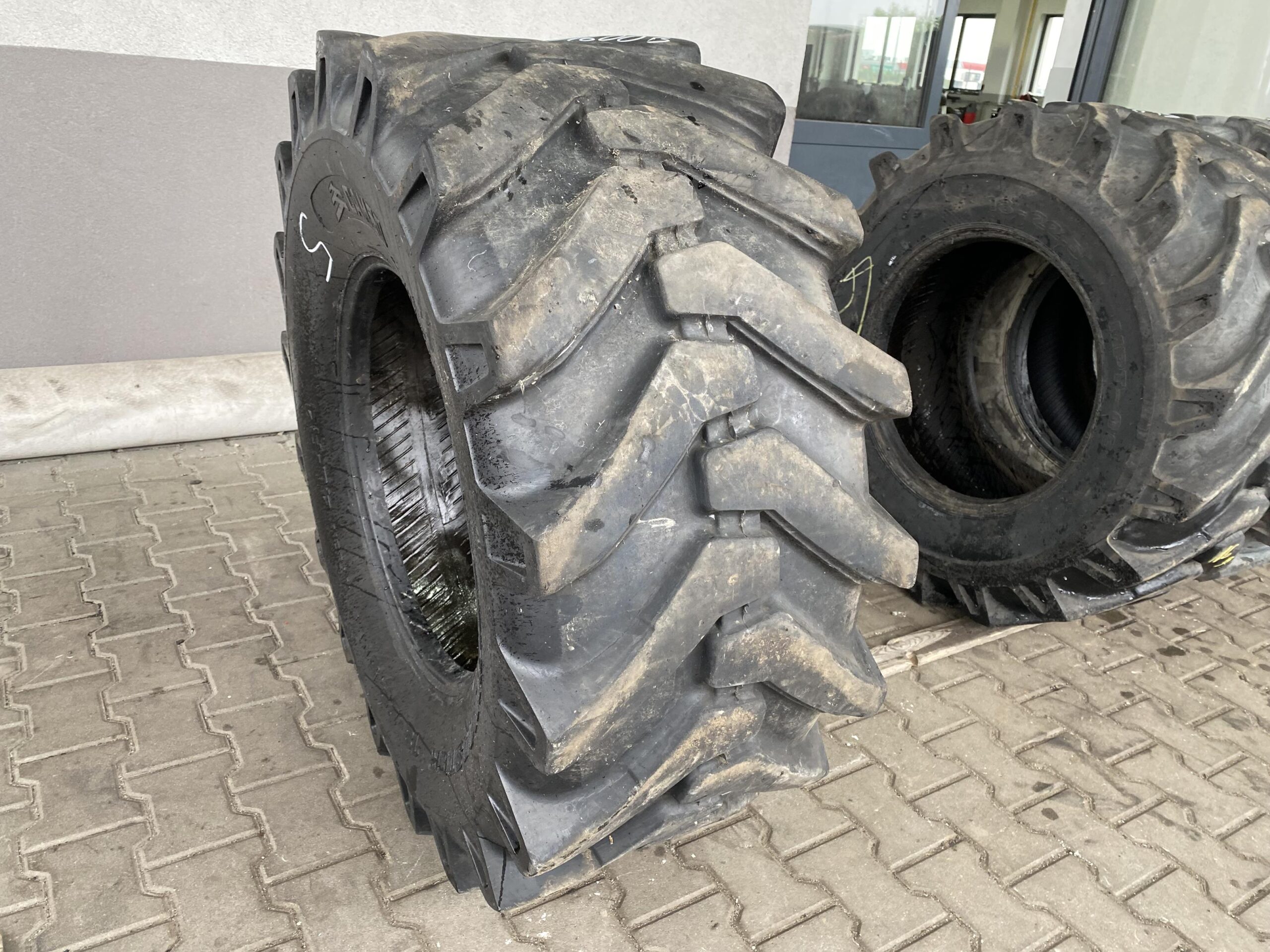 Opona ciężarowa 10R17.5 CONTINENTAL LSR1 / 11-12mm Opona przemysłowa do maszyn 18-22.5, 445/65-22.5 CAMSO TRACTIONMASTER 4L-R4 / 75% Bieżnika