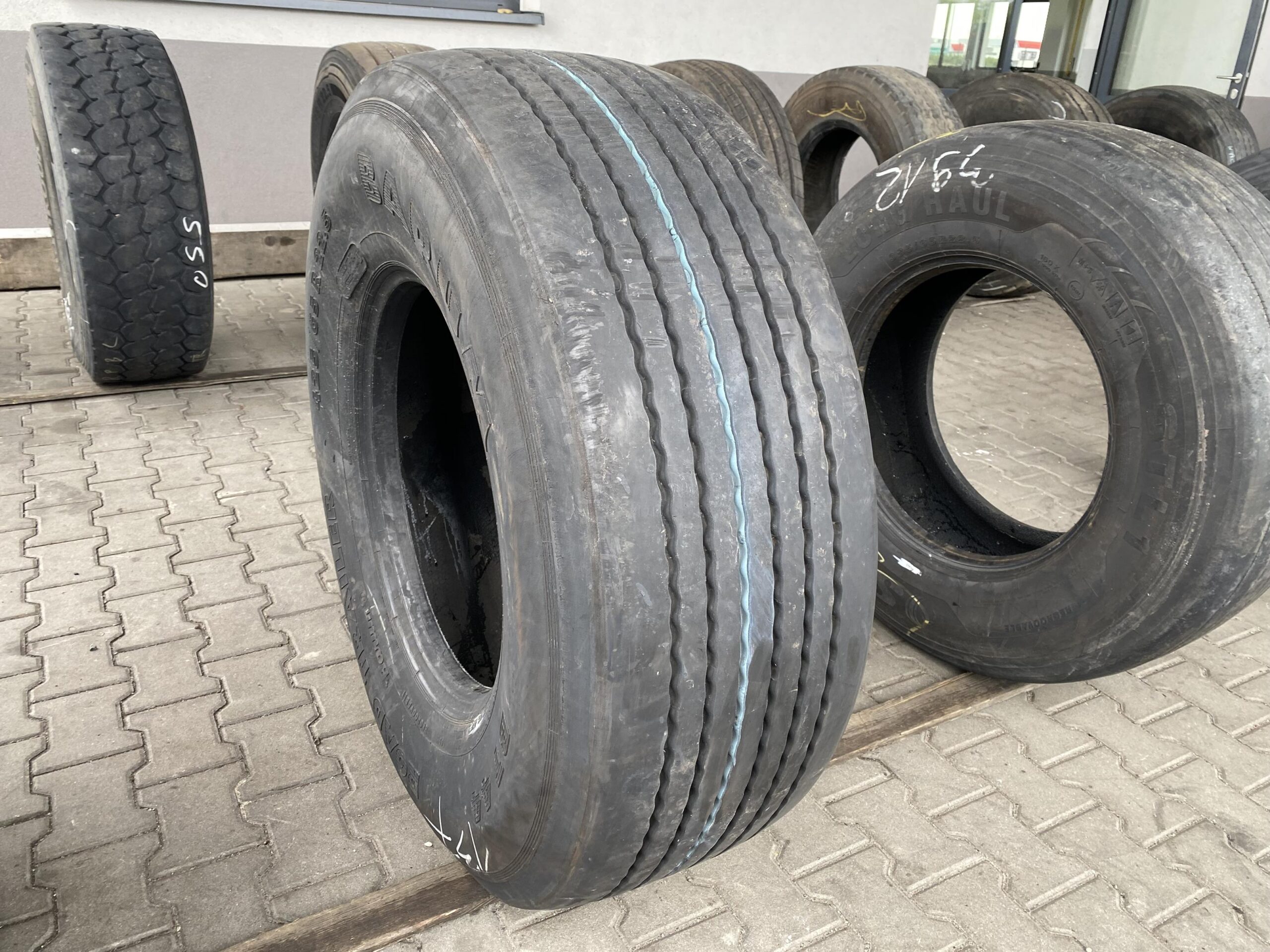 425/65R22.5 BIEŻNIKOWANA TYP MICHELIN XTA2 / 9-10mm BIEŻNIKOWANA TYP MICHELIN XTA