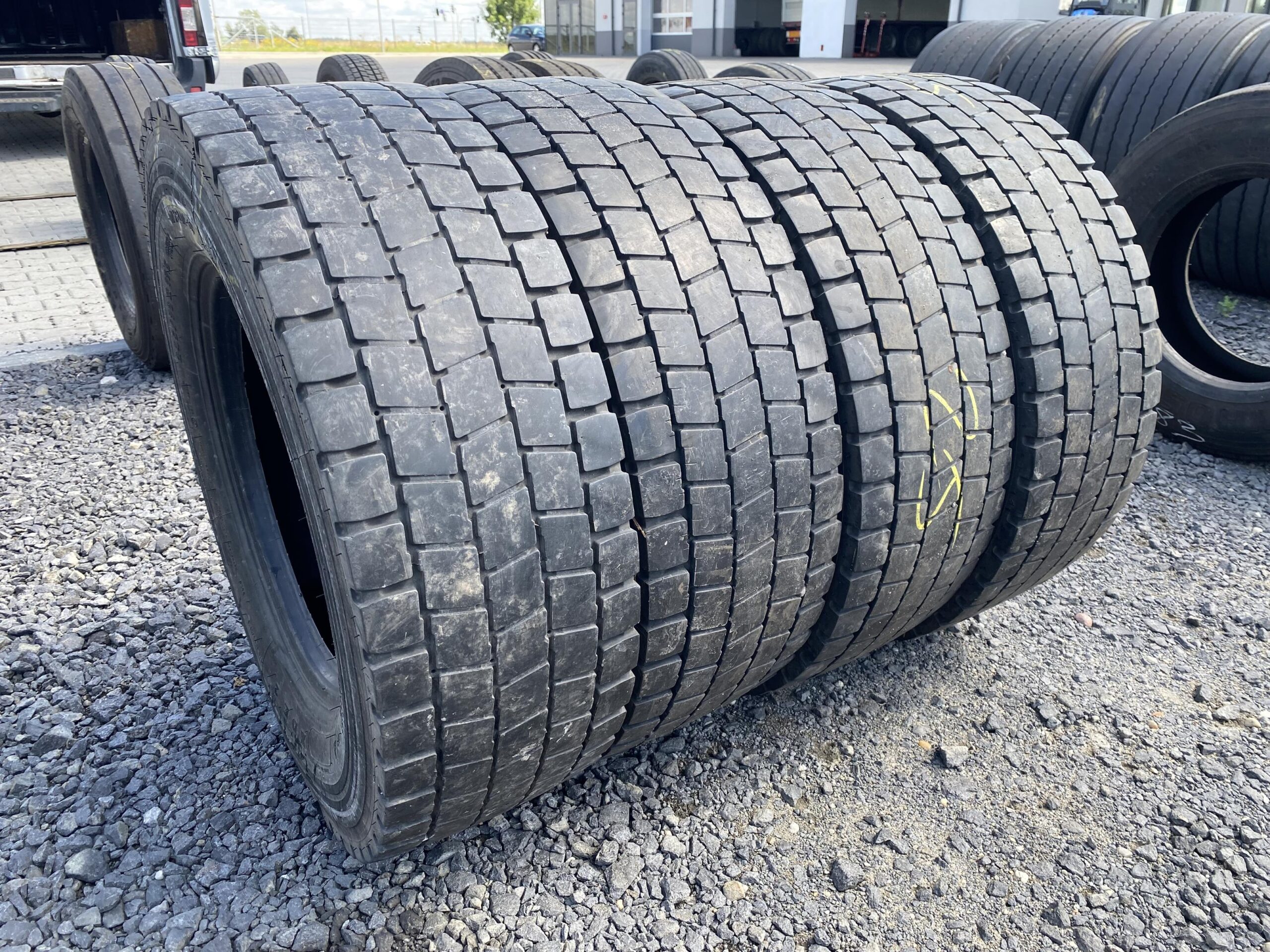 245/70R17.5 MICHELIN XDE2 / 5-7mm MICHELIN XDE