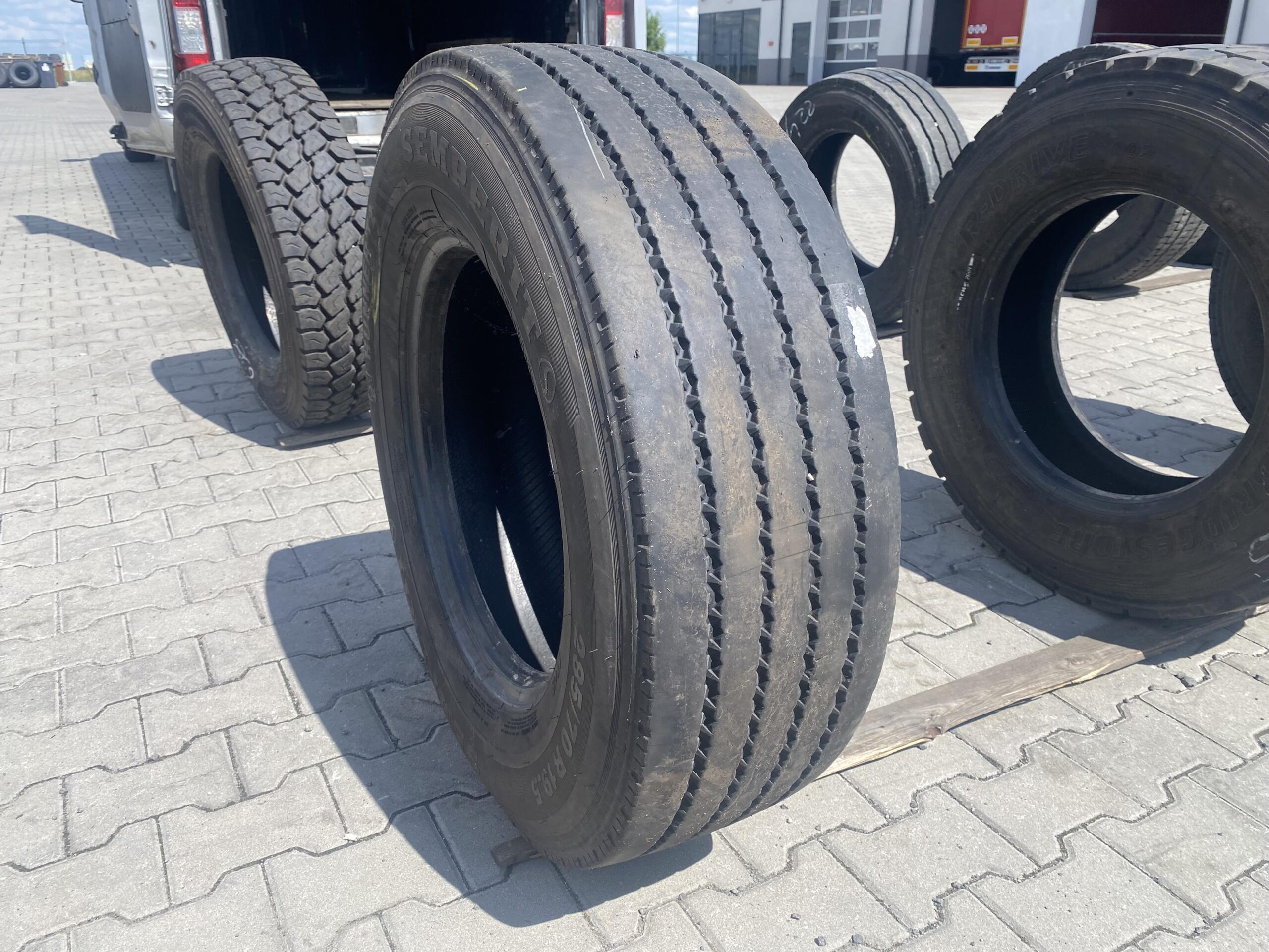 285/70R19.5 SEMPERIT RUNNER T2 / 8-9mm SEMPERIT RUNNET