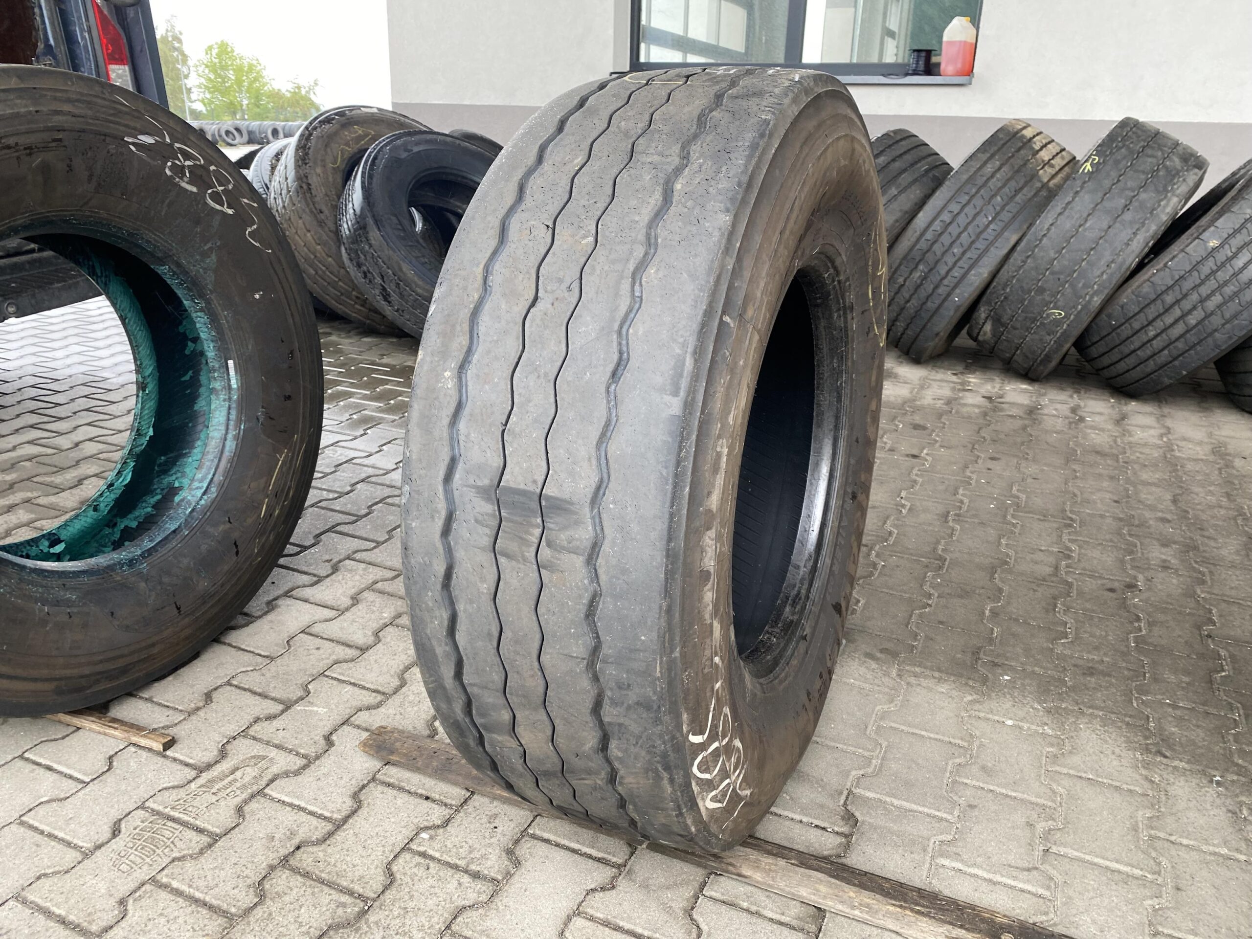 Opona ciężarowa 245/70R17.5 CONTINENTAL CONTI HYBRID LD3 / 8-10mm Opona ciężarowa 385/65R22.5 BRIDGESTONE DURAVIS R-TRAILER 002 / 5-7mm