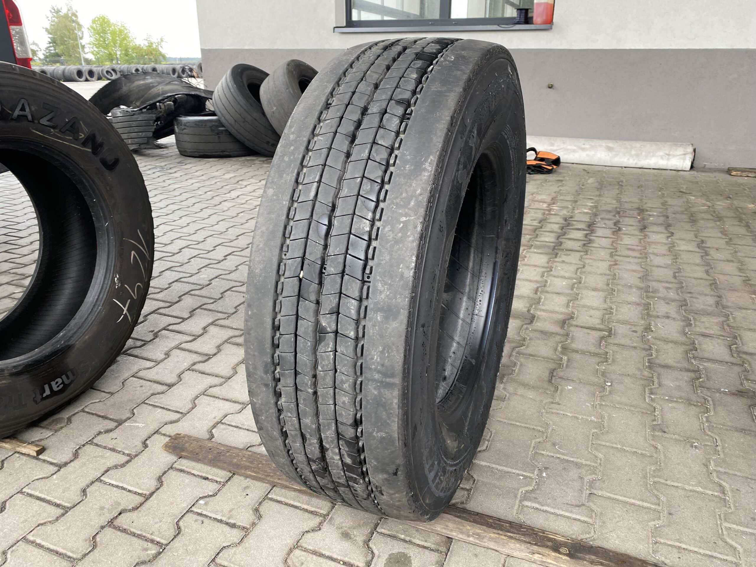 Opony ciężarowe 245/70R17.5 GOODYEAR KMAX T / 7-8mm Opona ciężarowa 315/70R22.5 MICHELIN X MULTI Z / 8-10mm