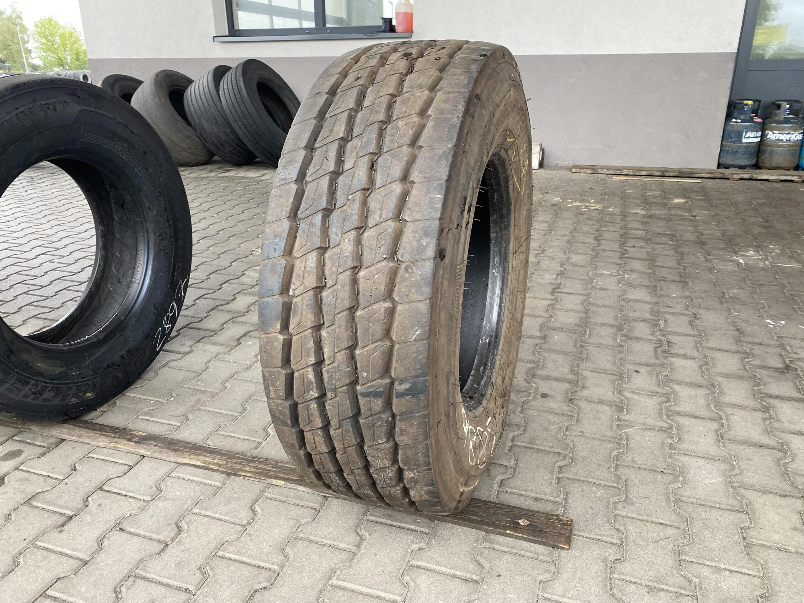 Opony ciężarowe 245/70R17.5 GOODYEAR KMAX T / 7-8mm Opona ciężarowa 385/65R22.5 CONTINENTAL CONTI CROSSTRAC HT3 / 14mm