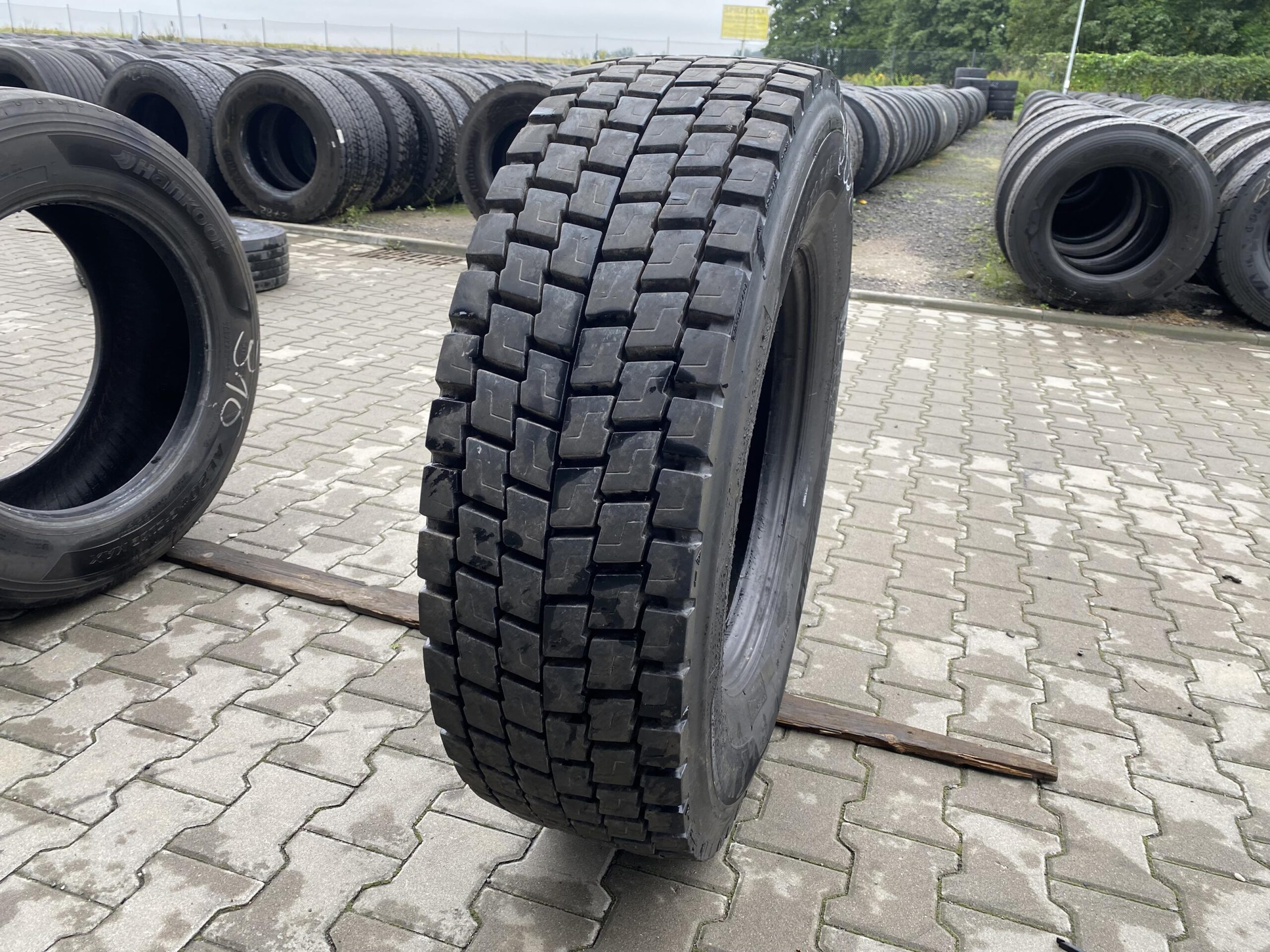 Opony ciężarowe 245/70R17.5 GOODYEAR KMAX T / 6-7mm Opona ciężarowa 315/70R22.5 BIEŻNIKOWANA TYP MICHELIN XDE2 / 17-19 mm Bieżnika
