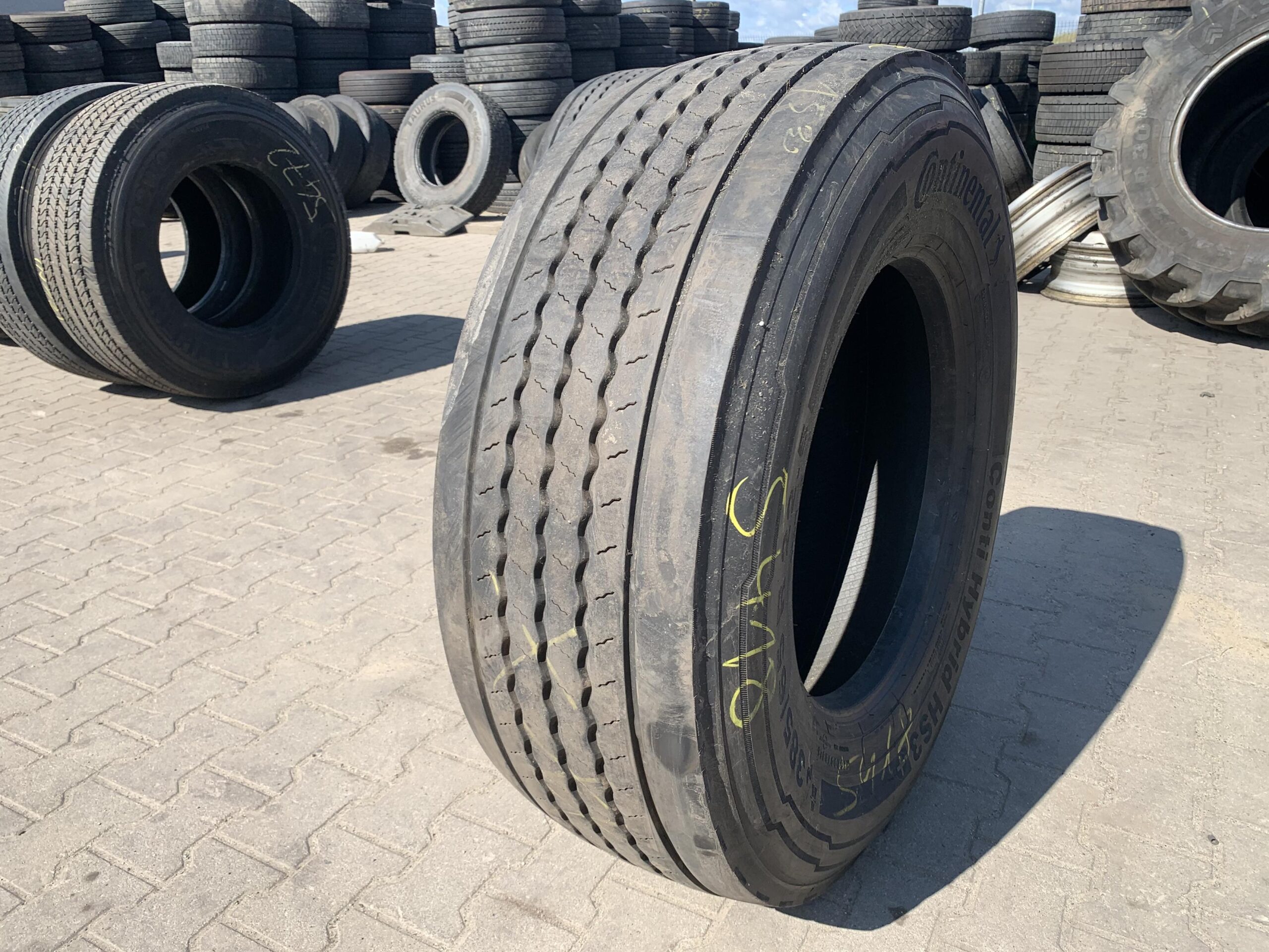 Opona przemysłowa 15.5-25 MITAS EM-20 / 50% bieżnika Opona ciężarowa 385/65R22.5 CONTINENTAL CONTI HYBRID HS3+ / 8-9 mm