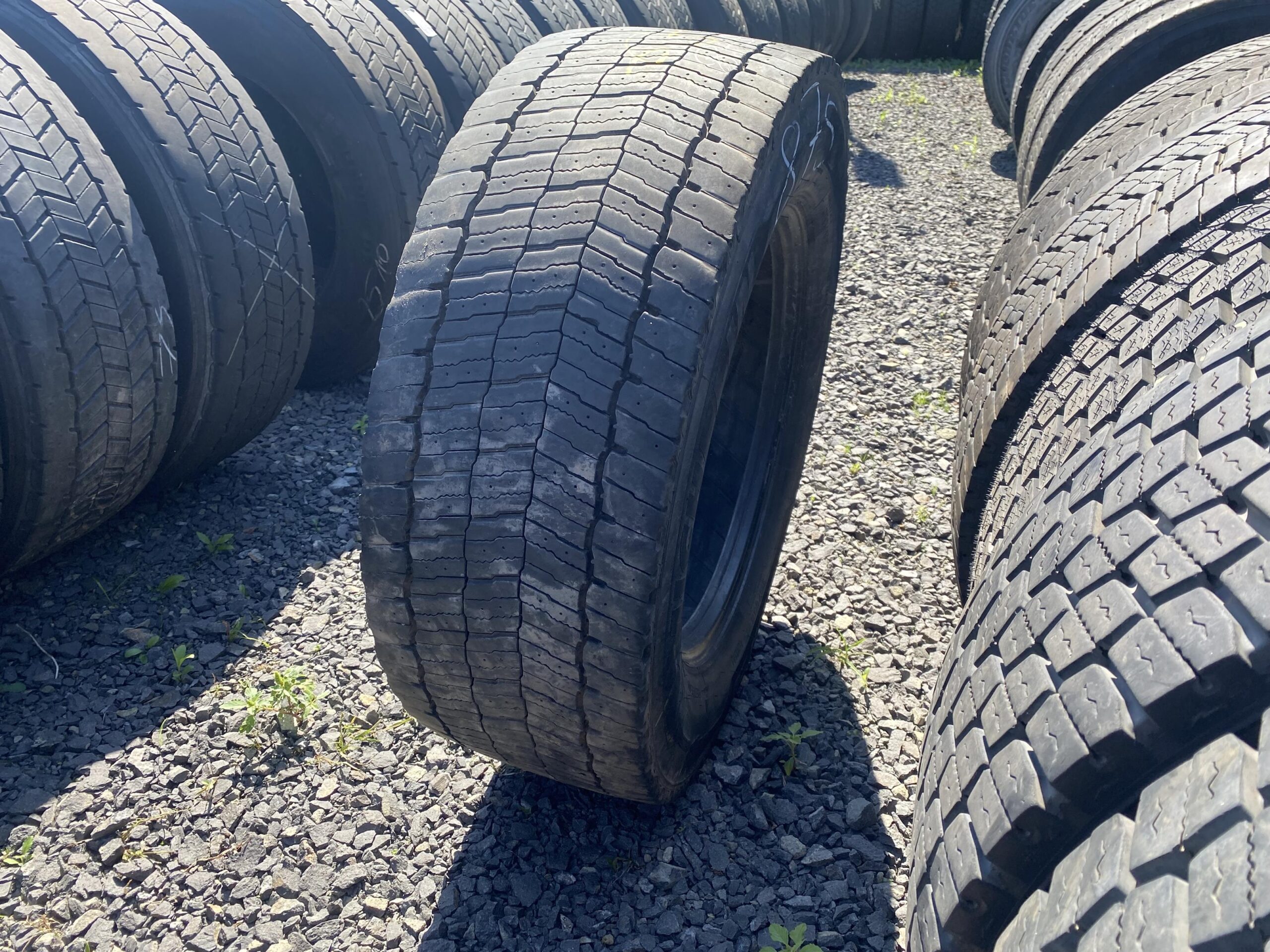 Opona ciężarowa 265/70R19.5 AEOLUS NEO ALLROADS T2 / 10-11mm Opona ciężarowa 315/60R22.5 MICHELIN X MULTI D / 8-9mm