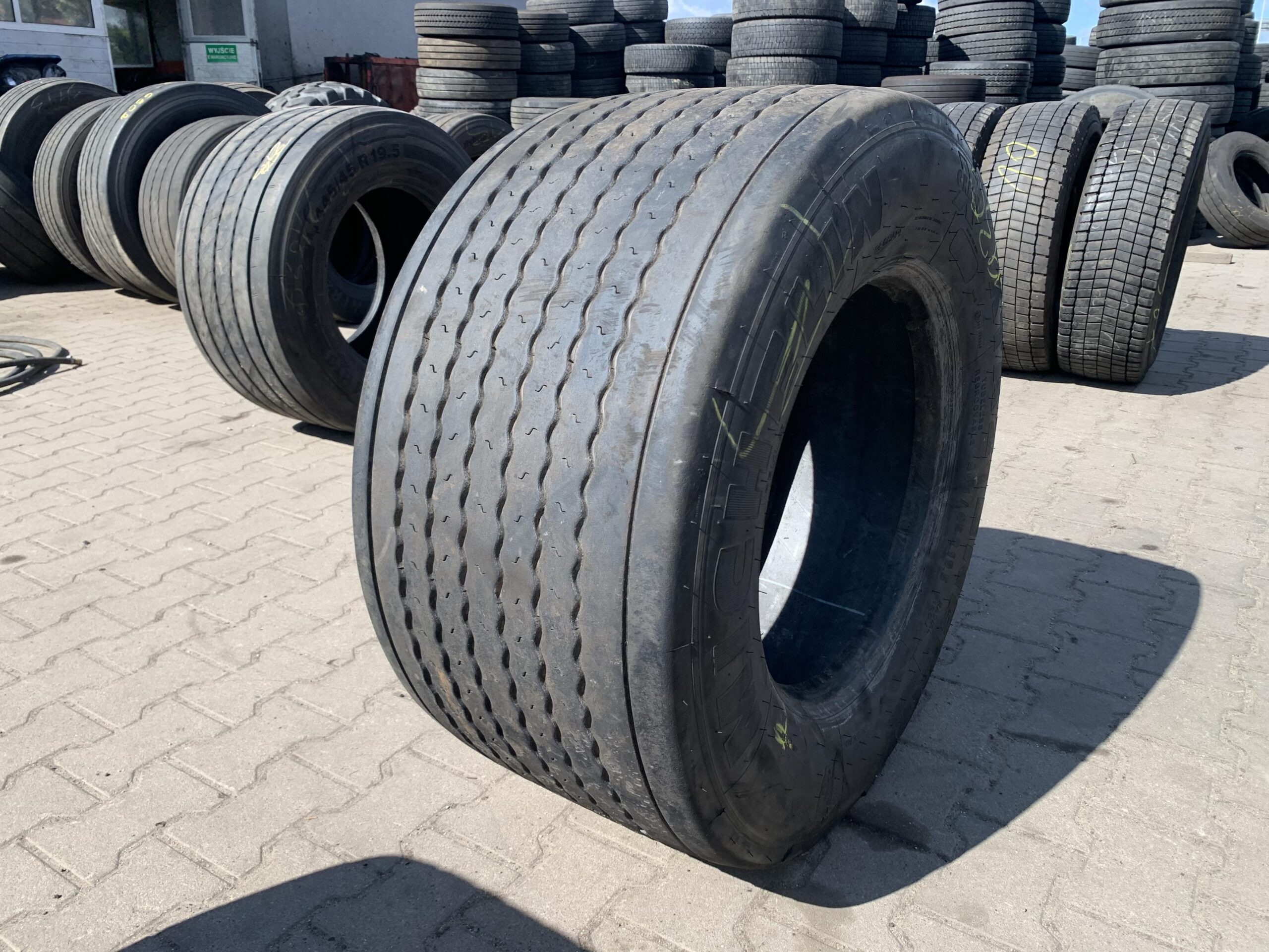 Opona ciężarowa 225/75R17.5 CONTINENTAL CONTI HYBRID LS3 / 5mm Opona ciężarowa 445/45R19.5 MICHELIN XTA2 ENERGY / 6-8mm