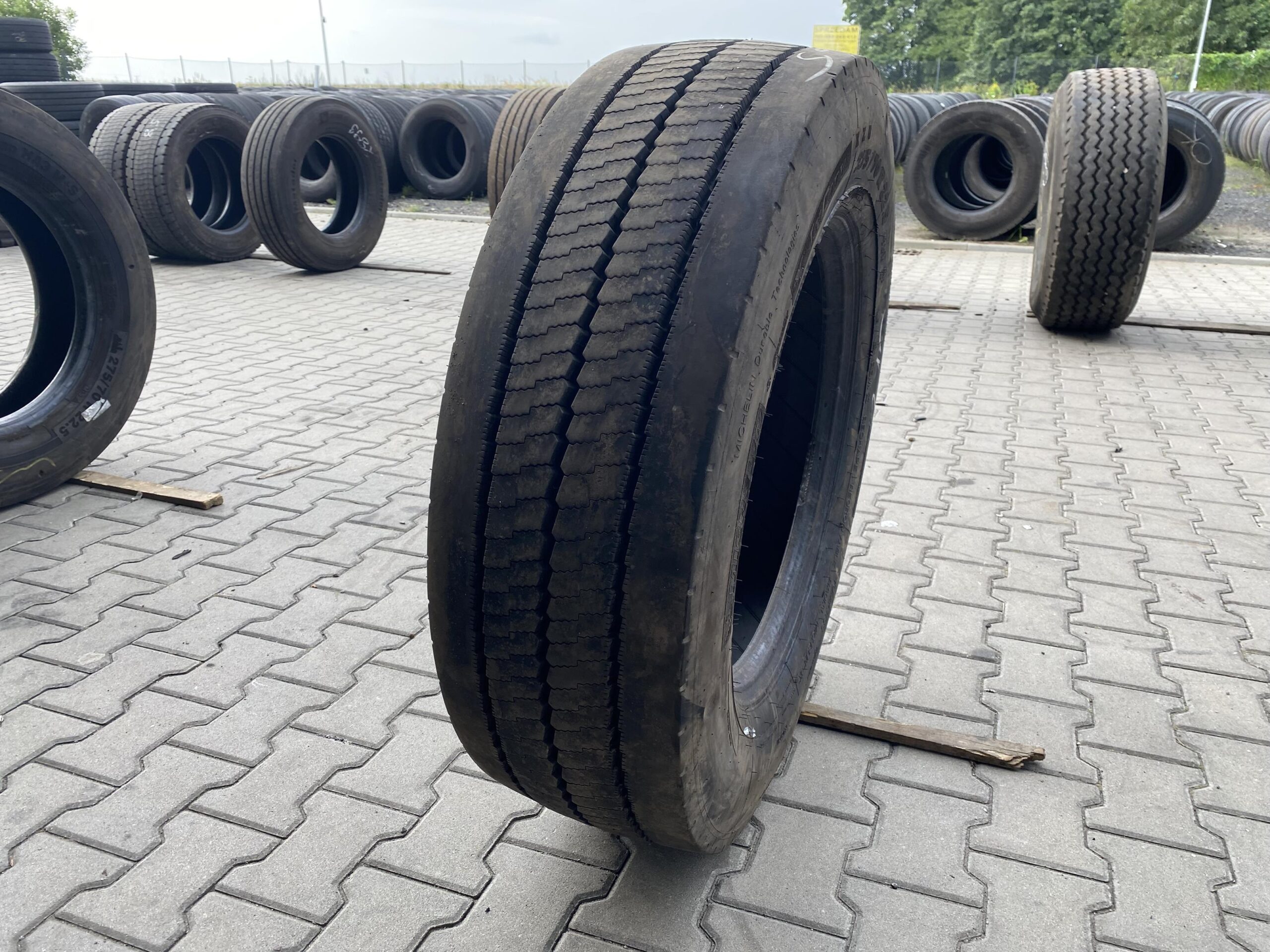 Opona ciężarowa 315/70R22.5 BRIDGESTONE ECOPIA H-DRIVE 002 / 9-11mm Opona ciężarowa 275/70R22.5 MICHELIN X INCITY XZU / 10-12mm
