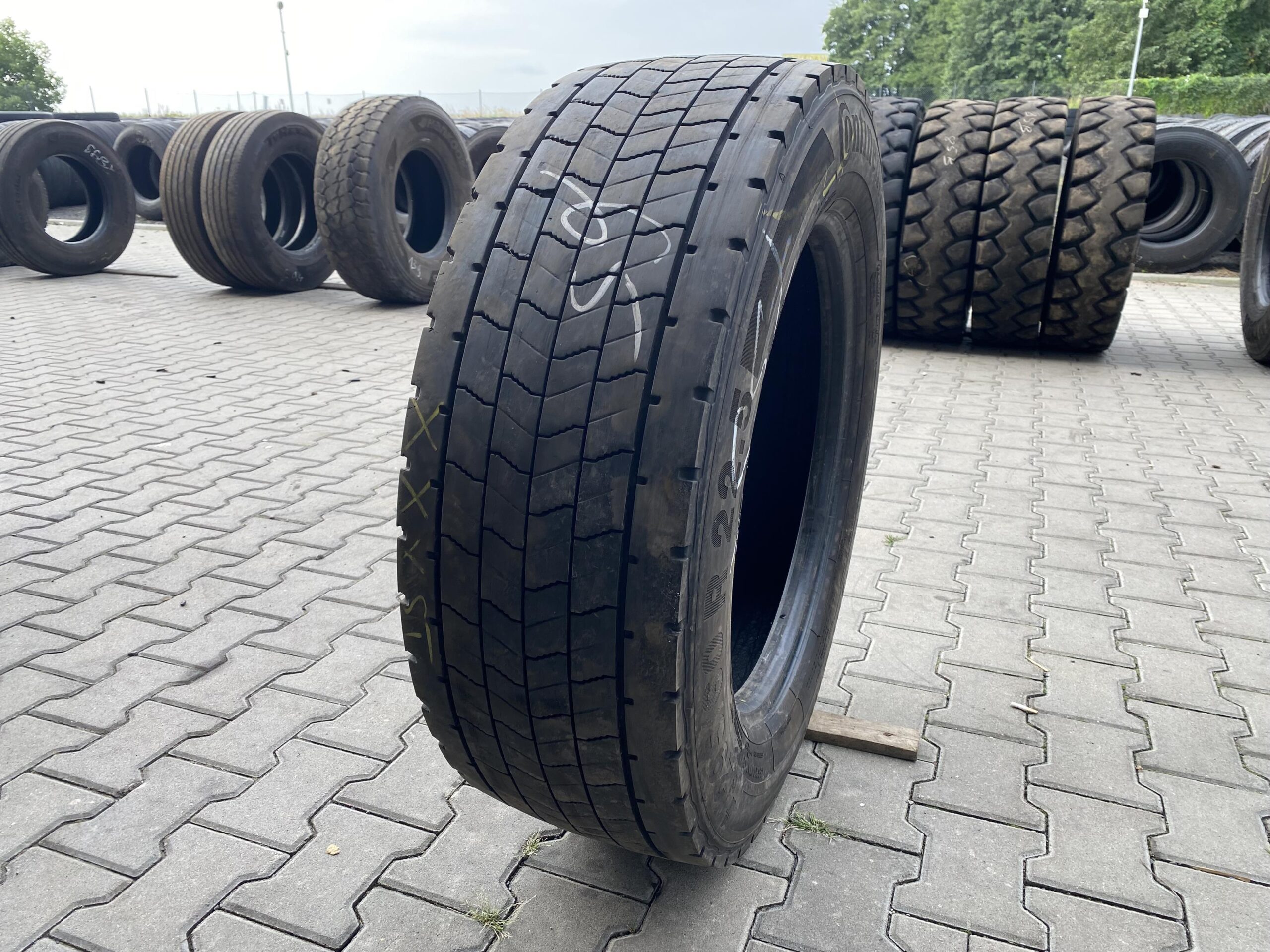 Opona rolnicza wielofunkcyjna 650/65R38 MICHELIN AXIOIBIB / 80% bieżnika Opona ciężarowa 295/60R22.5 CONTINENTAL CONTI HYBRID HD3 / 6-7mm