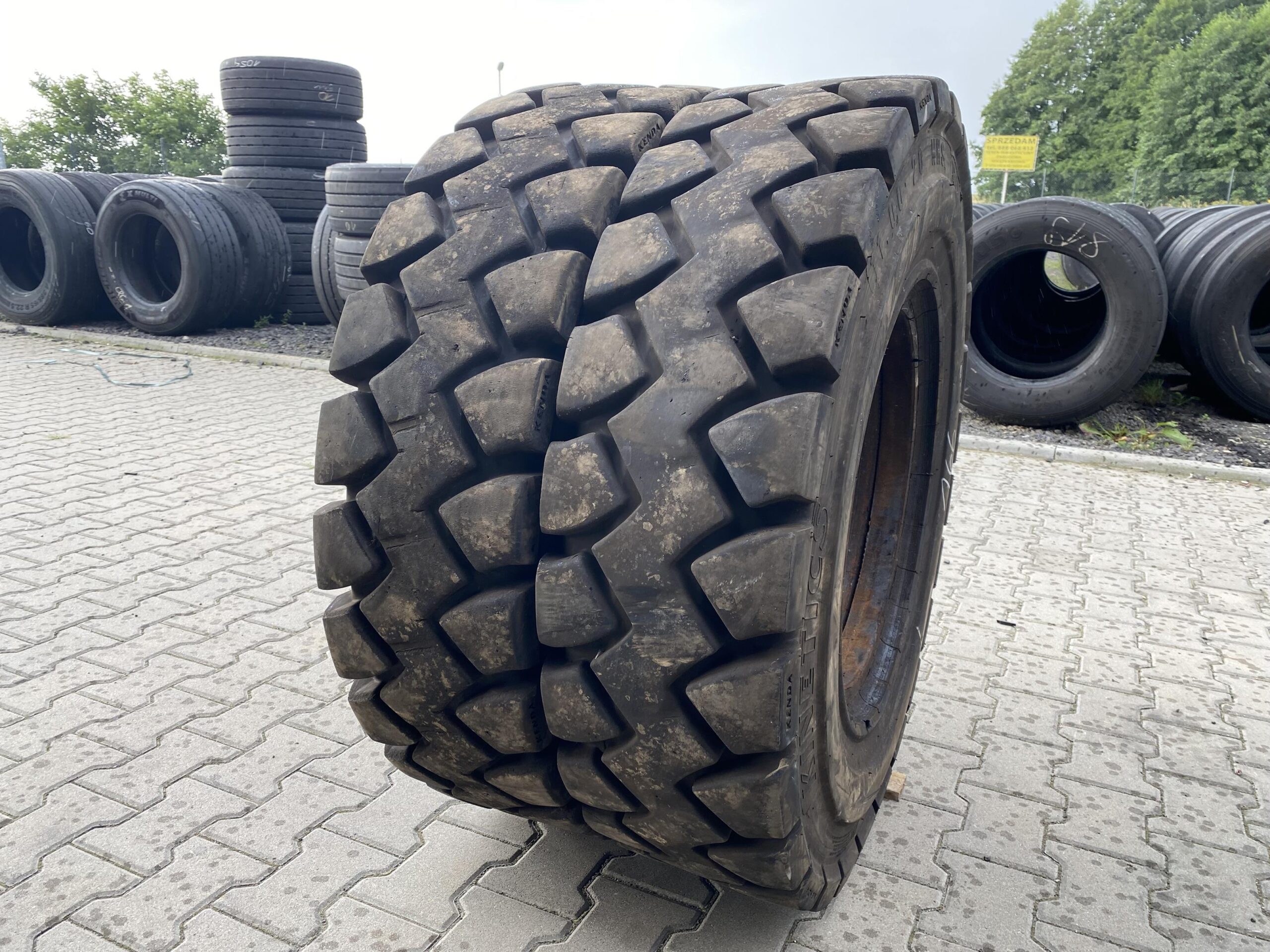 Opona do maszyn rolniczych 710/45-26.5 NOKIAN FOREST RIDER / 40% bieżnika Opona do koparek kołowych 11.00-20 KENDA KINETICS K610 / 80-90% Bieżnika