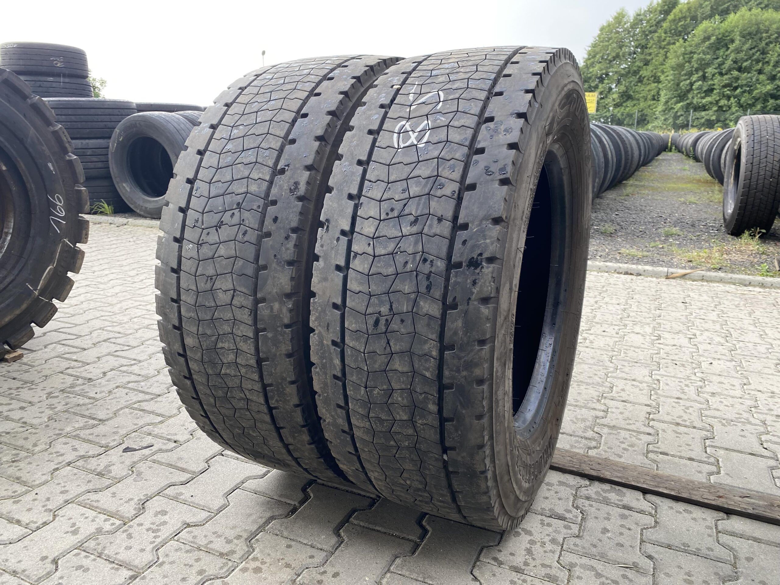 Opony ciężarowe 385.55R22.5 MICHELIN X MULTI T2 EVOLUTION / 13mm Opony ciężarowe 315/60R22.5 BRIDGESTONE DURAVIS R-DRIVE 002 / 9-10mm
