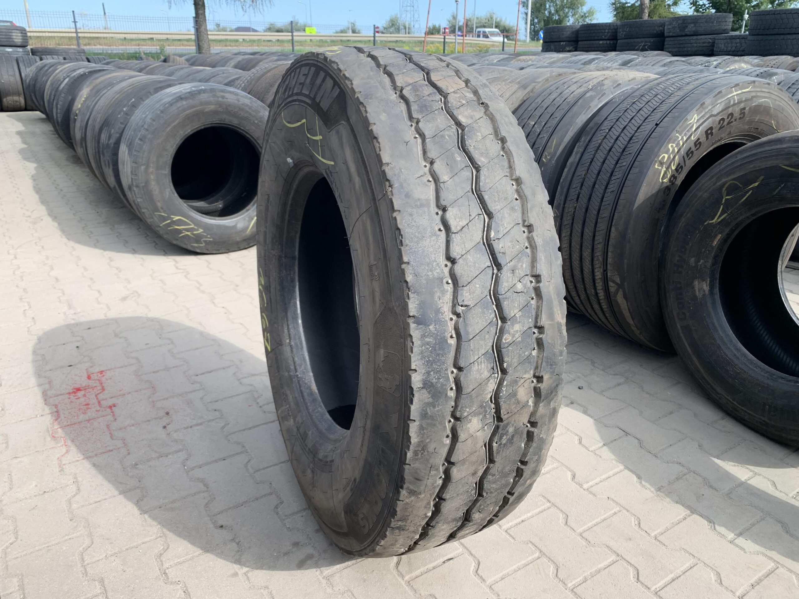 Opona ciężarowa 385/65R22.5 WINDPOWER WGC28 / 14-15mm Opona ciężarowa 315/80R22.5 MICHELIN X WORKS Z / 9-10mm