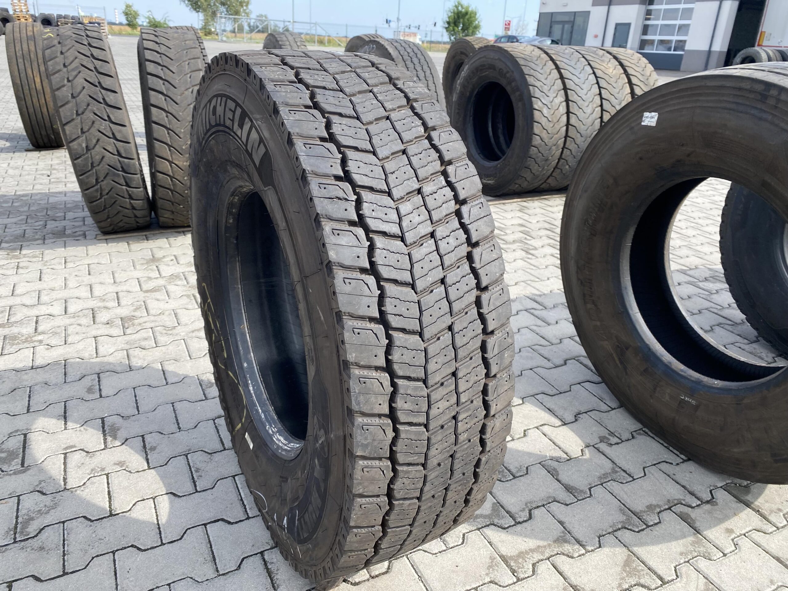 315/80R22.5 MICHELIN X MULTI D / 16mm MICHELIN X MULTI D
