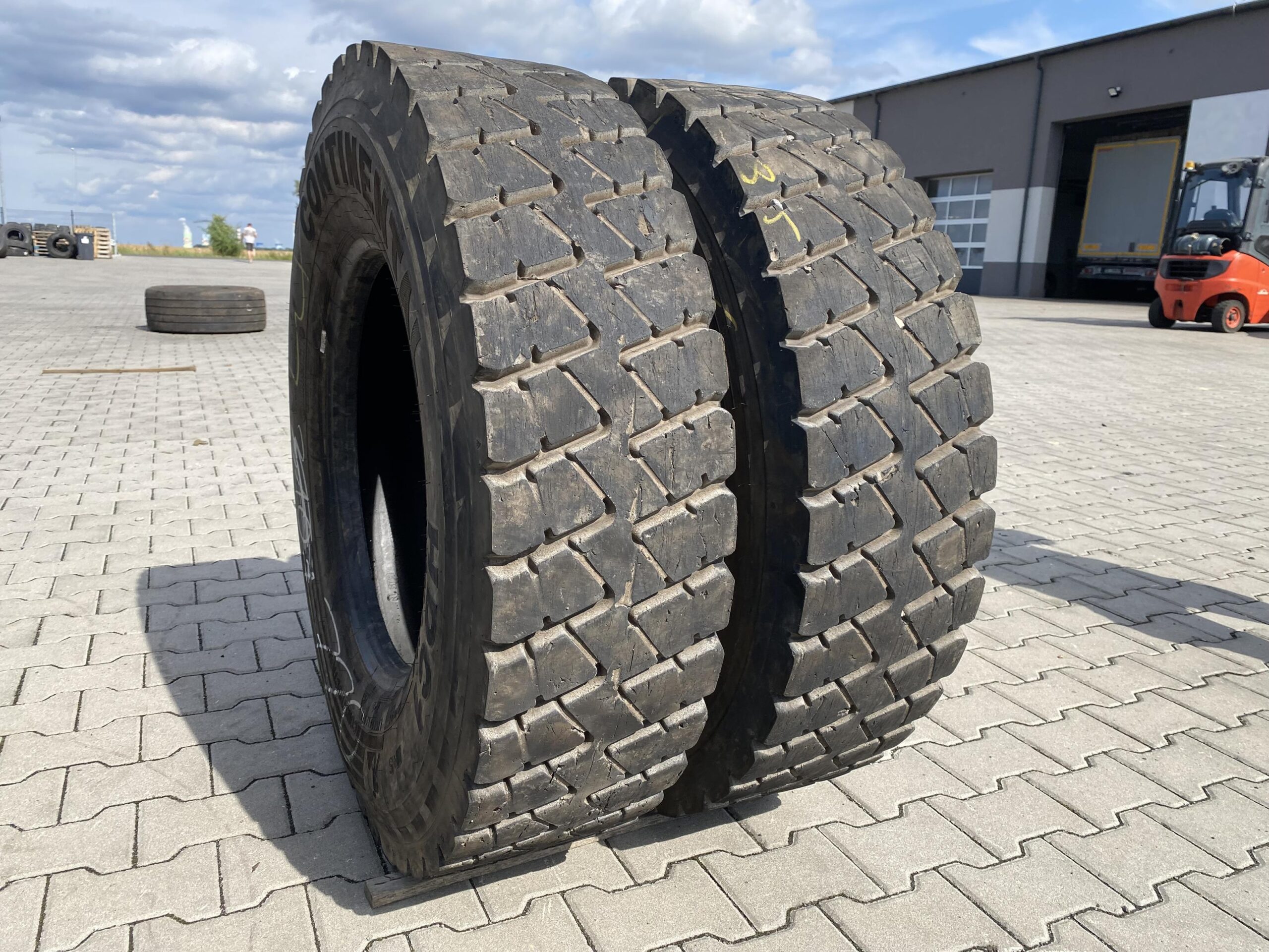 295/80R22.5 CONTINENTAL HDC1 / 14-15mm CONTINENTAL HDC