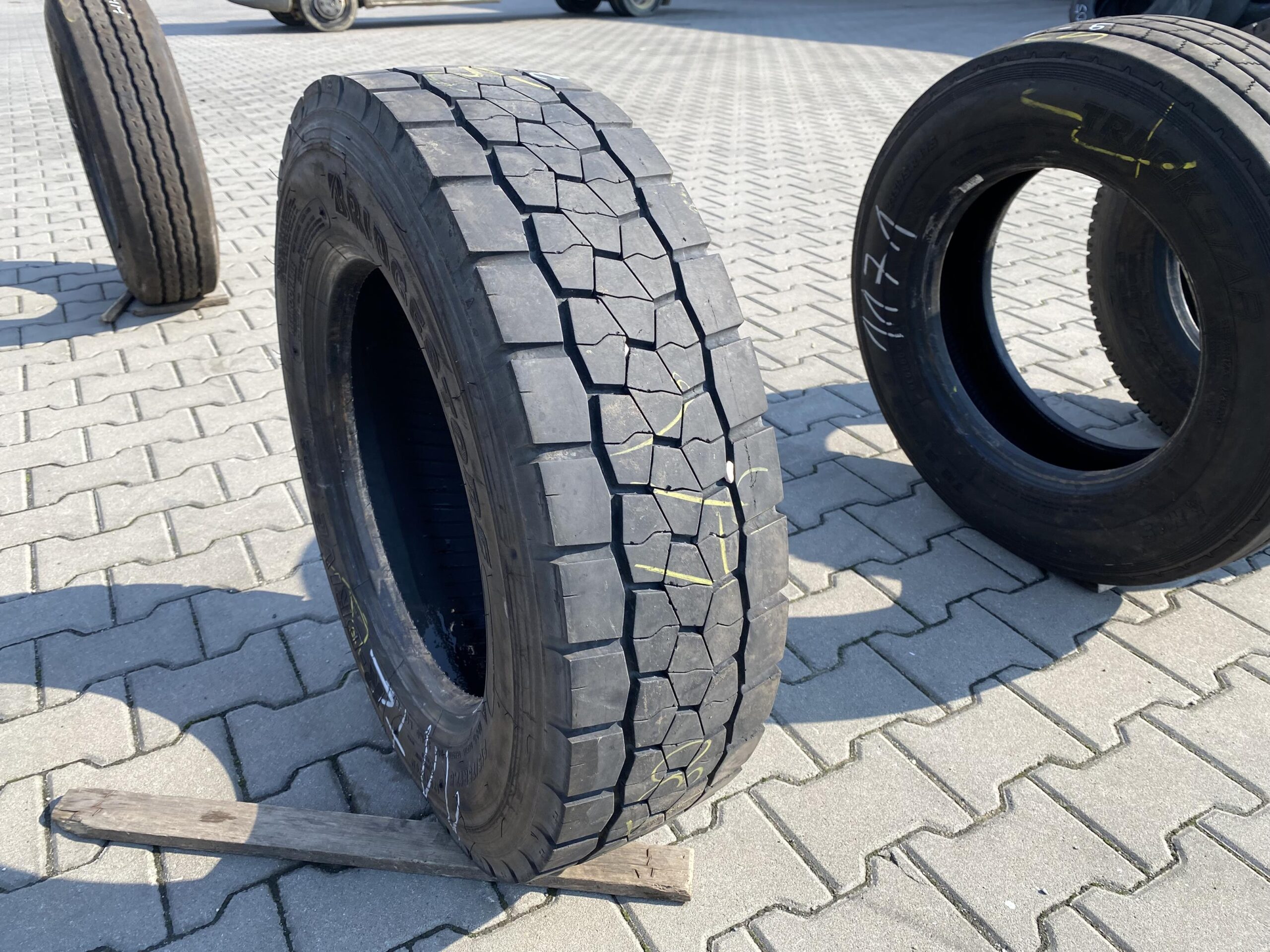 215/75R17.5 BRIDGESTONE R-DRIVE 002 / 7-8mm BRIDGESTONE RDRIVE