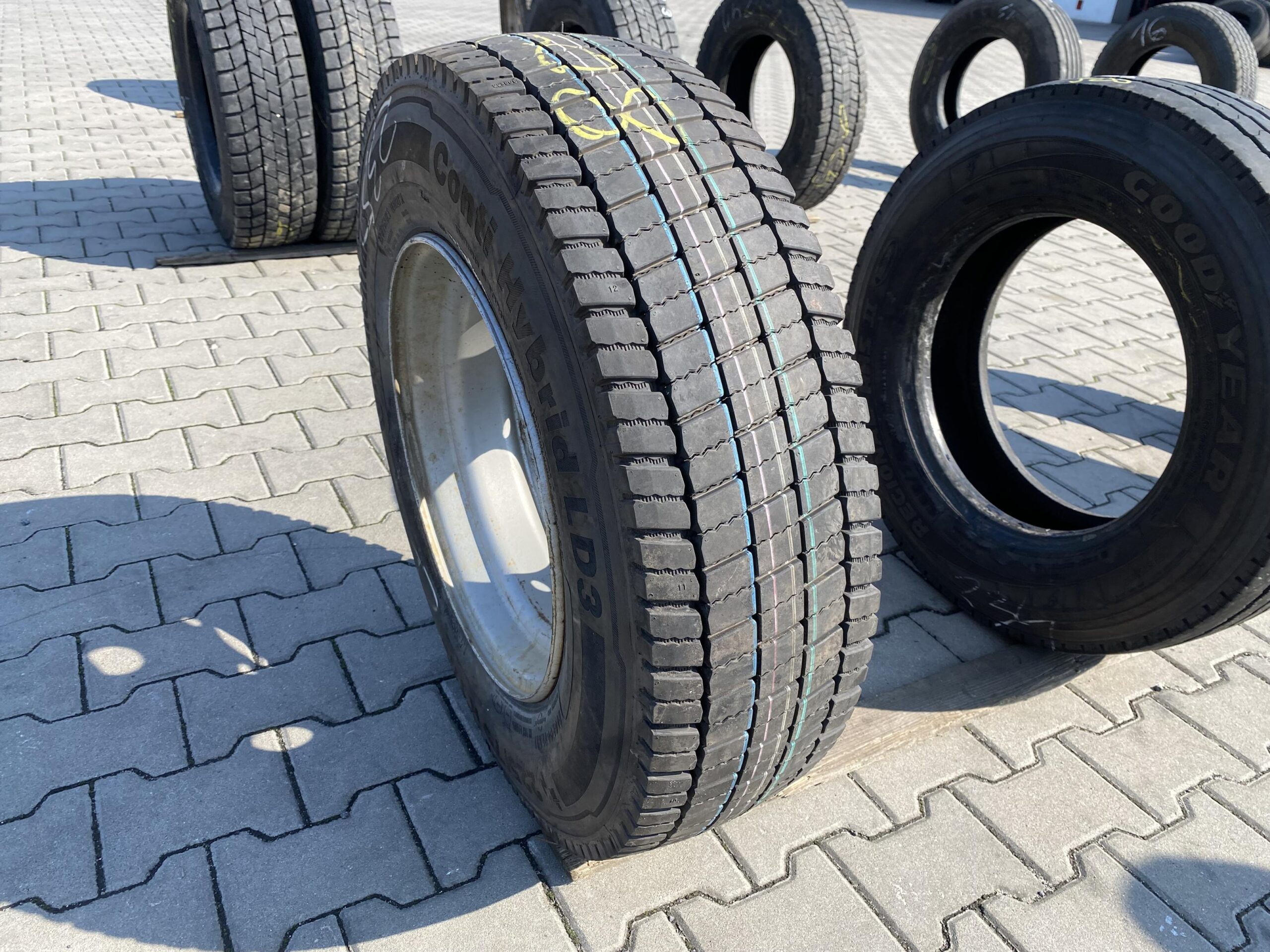 225/75R17.5 CONTINENTAL CONTI HYBRID LD3 / 100% Bieżnika CONTINENTAL CONTI HYBRID LD Bieżnika