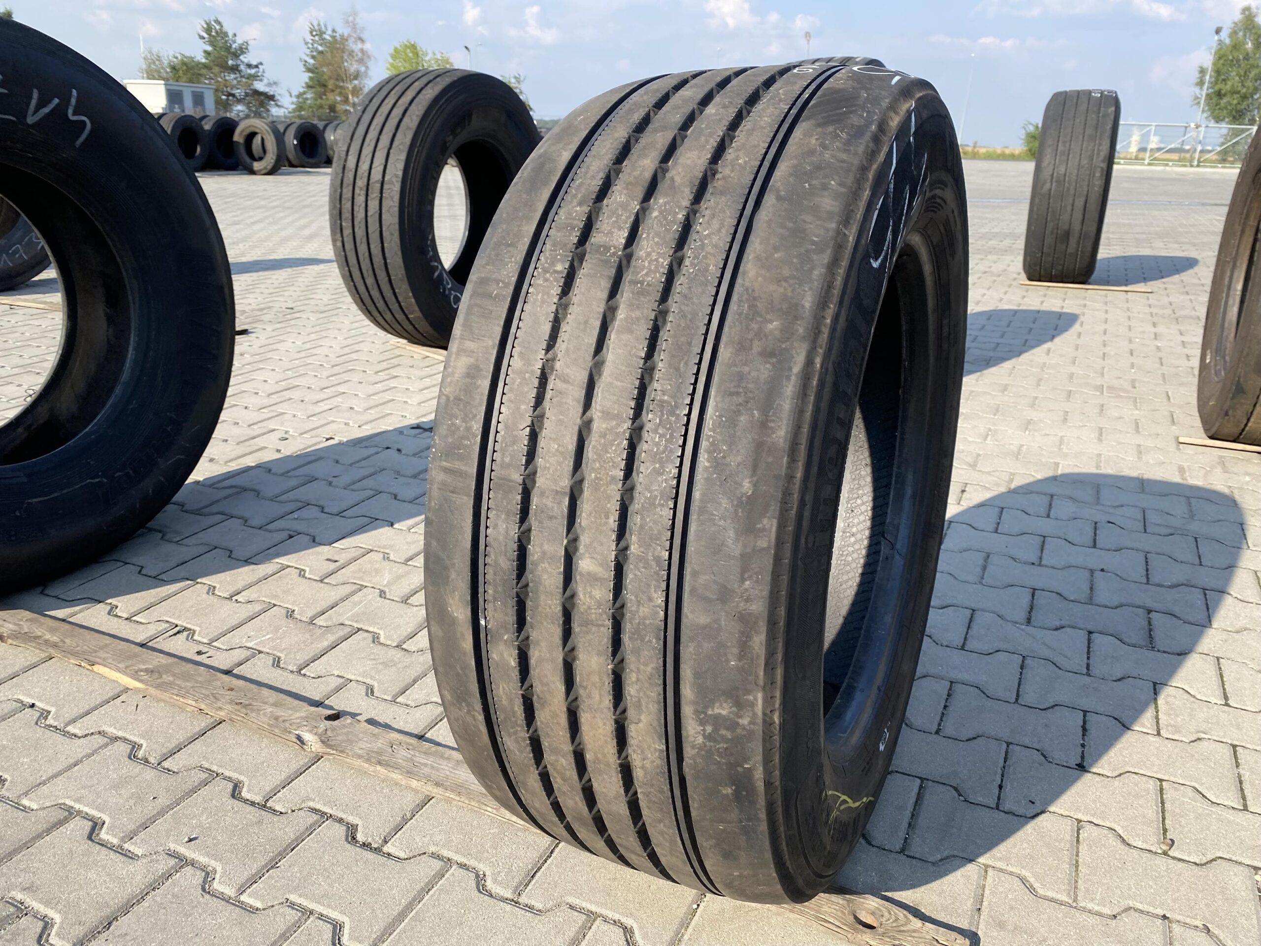 355/50R22.5 CONTINENTAL HSL2+ ECO-PLUS / 9-10mm CONTINENTAL HSL ECOPLUS