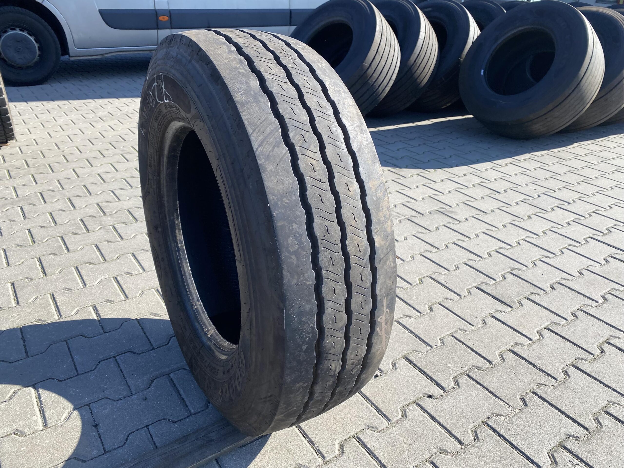 265/70R19.5 GOODYEAR KMAX T / 9mm GOODYEAKMAX T